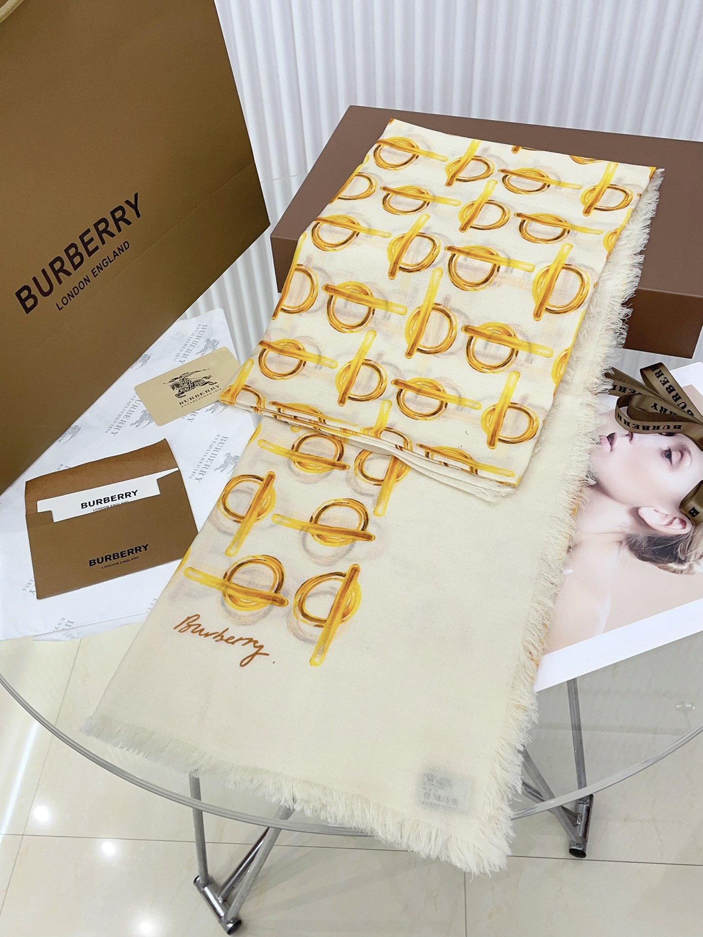 Burberry家最新标识LOGO印花羊绒长巾专柜今年最新主题系列透漏出奢华高贵的气息整体感觉很高档品质