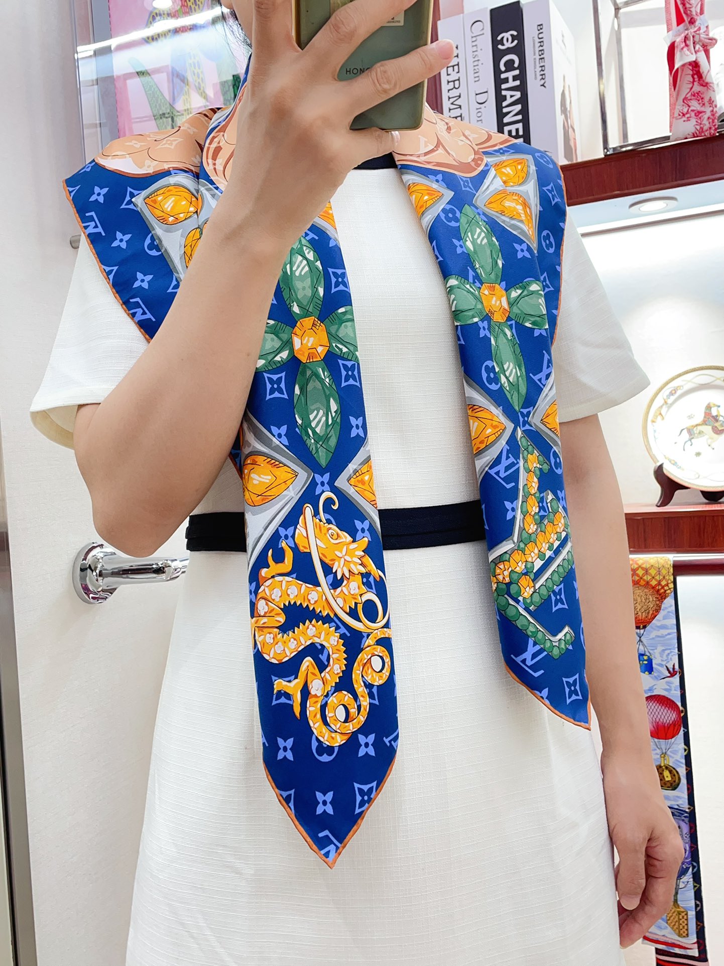 NO:175441,New Silk LV new product [Four-leaf flower chess board plaid 90] Silk square scarf, square scarf is made of light silk, rich tones and eye-catching brushstrokes, classic logo on the front is complicated and intertwined, greeting the brand's long-standing leather goods making tradition. This size is not big or small, especially easy to match, high-end quality is super easy to understand when you get it, high-end details, what you see is what you get heavy and huge VIP customers must-apply 90*90 square scarf top twill silk high-version scarf, high-version scarf, louis vuitton, real silk19860909真丝新款 LV新品【四叶花棋盘格纹90】真丝方巾,方巾取材轻盈真丝,浓郁色调挥洒醒目笔触,经典标识于正面繁复交错,致意品牌悠远的皮具制作传统.这个size不大不小特别好搭配,品质超级好拿到手就会懂的高端品质,高端细节所见即所得重磅巨献VIP客户必入推荐90*90方巾顶级斜纹真丝高版本围巾,高版本围巾,louis vuitton,real silk,scarf