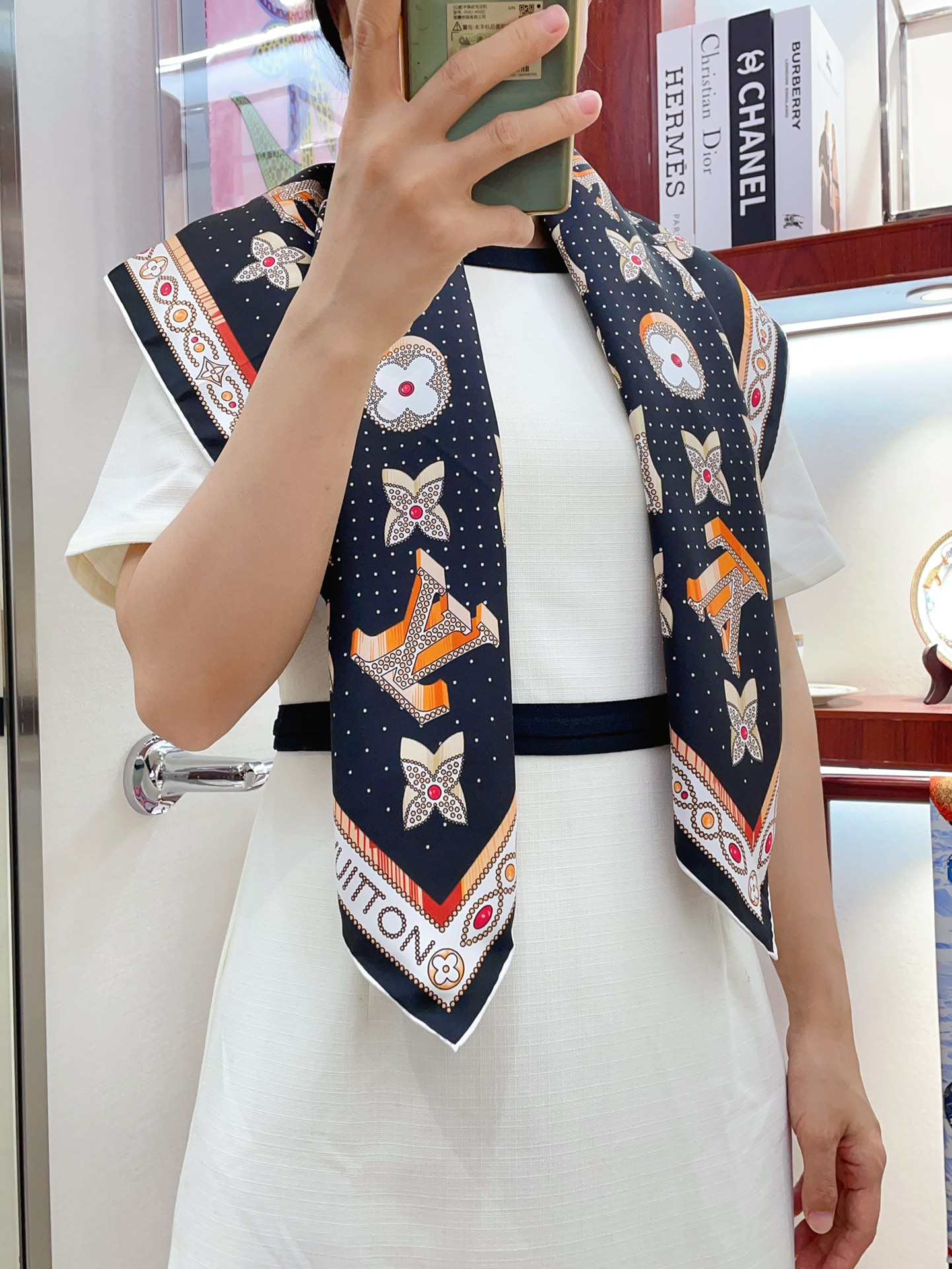 NO:175482,New!  The new LV version of 90cm square scarf, 16mm twill silk material is made of pure hand-made curly edges, and the light and luxurious feeling is exquisite and combines into a classic pattern, which not only matches the skin tone and versatile. The new high-end heavy twill silk counter has a new fabric that pursues the shape, and the feel is crisp. The color matching of high-end designers takes into account the upper body effect and color saturation. The color is fresh, rich, and very exquisite and has a celebrity temperament!  Good goods are not waiting for others, if you like it, you can't miss it [Ingredient size 90X90cm Twill silk] High-version scarf, high-version scarf, louis vuitton, real silk19860909上新！LV新版90cm方巾,16姆米斜纹真丝材质纯手工卷边,轻奢感十足精美皮带组合成经典图案 既衬肤色又百搭 高端重磅斜纹真丝专柜新款面料追求造型,手感挺括,高端设计师配色均考虑上身效果和色彩饱和度,色泽新鲜浓郁非常精致又有名媛气质！好货不等人,喜欢就不能错过哦【成分尺寸90X90cm 斜纹真丝】高版本围巾,高版本围巾,louis vuitton,real silk,scarf