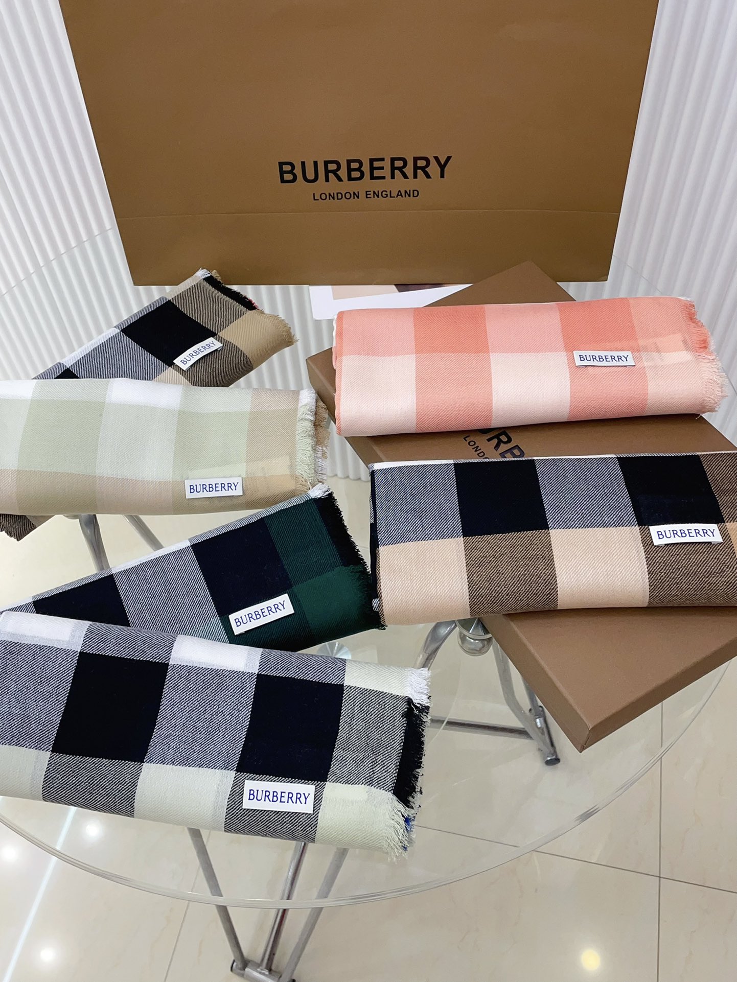 青绿色️同步官网巴宝莉时尚的情怀日常时髦实用款Burberry新款真的无敌时髦百搭！！独有的格调这才是大