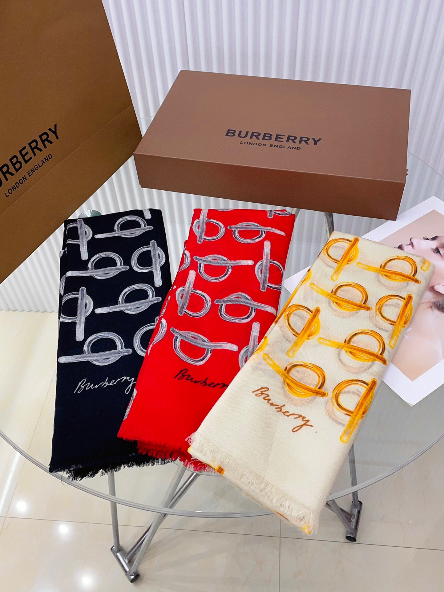 Burberry家最新标识LOGO印花羊绒长巾专柜今年最新主题系列透漏出奢华高贵的气息整体感觉很高档品质