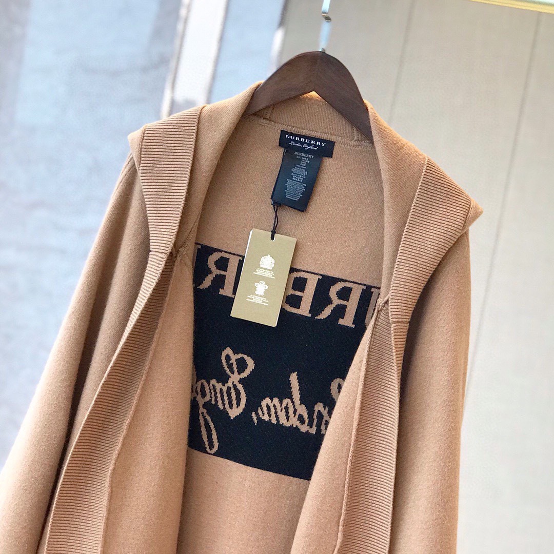 BURBERRY连帽斗篷绝对市面最牛的货真材实料的东西专柜16500一条这款既可以当连帽上衣又可以当斗篷