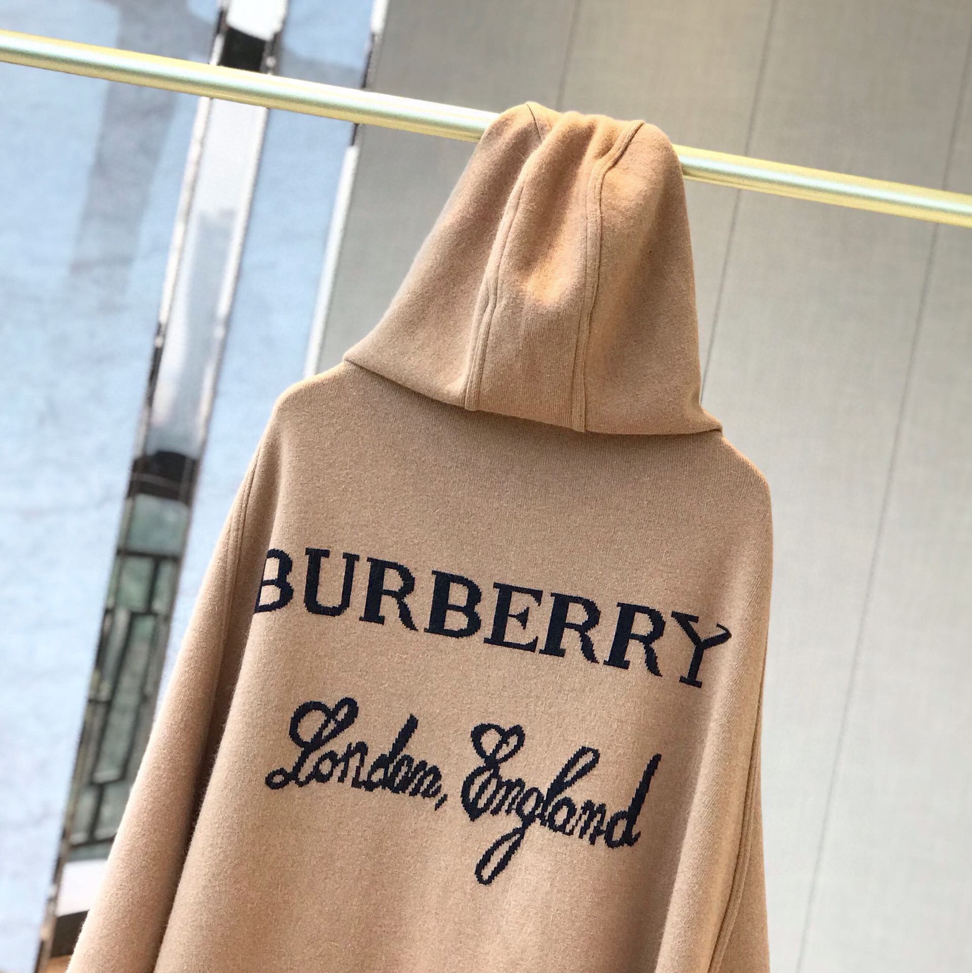 BURBERRY连帽斗篷绝对市面最牛的货真材实料的东西专柜16500一条这款既可以当连帽上衣又可以当斗篷