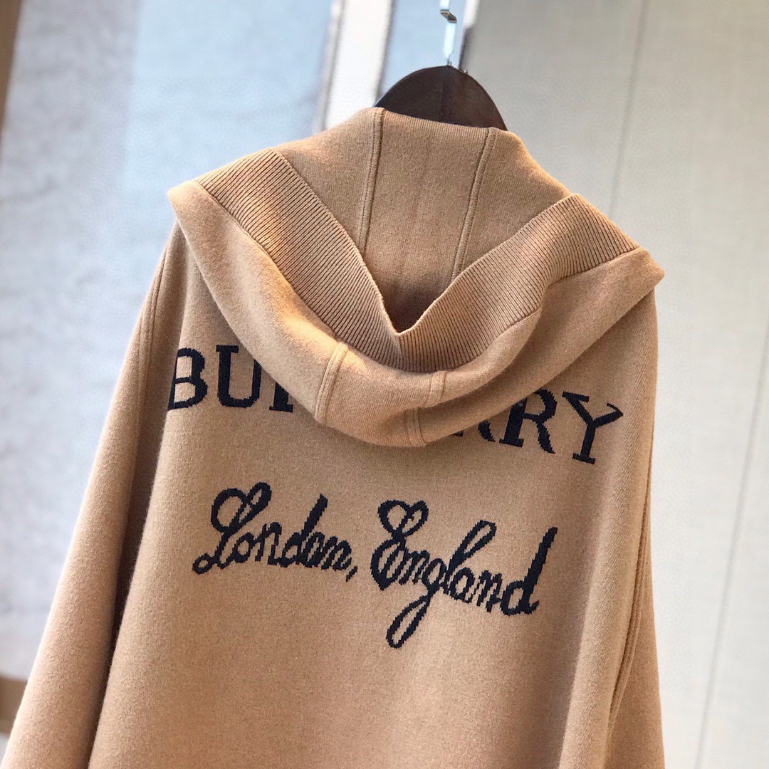 BURBERRY连帽斗篷绝对市面最牛的货真材实料的东西专柜16500一条这款既可以当连帽上衣又可以当斗篷