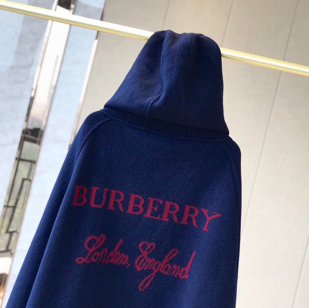 BURBERRY连帽斗篷绝对市面最牛的货真材实料的东西专柜16500一条这款既可以当连帽上衣又可以当斗篷