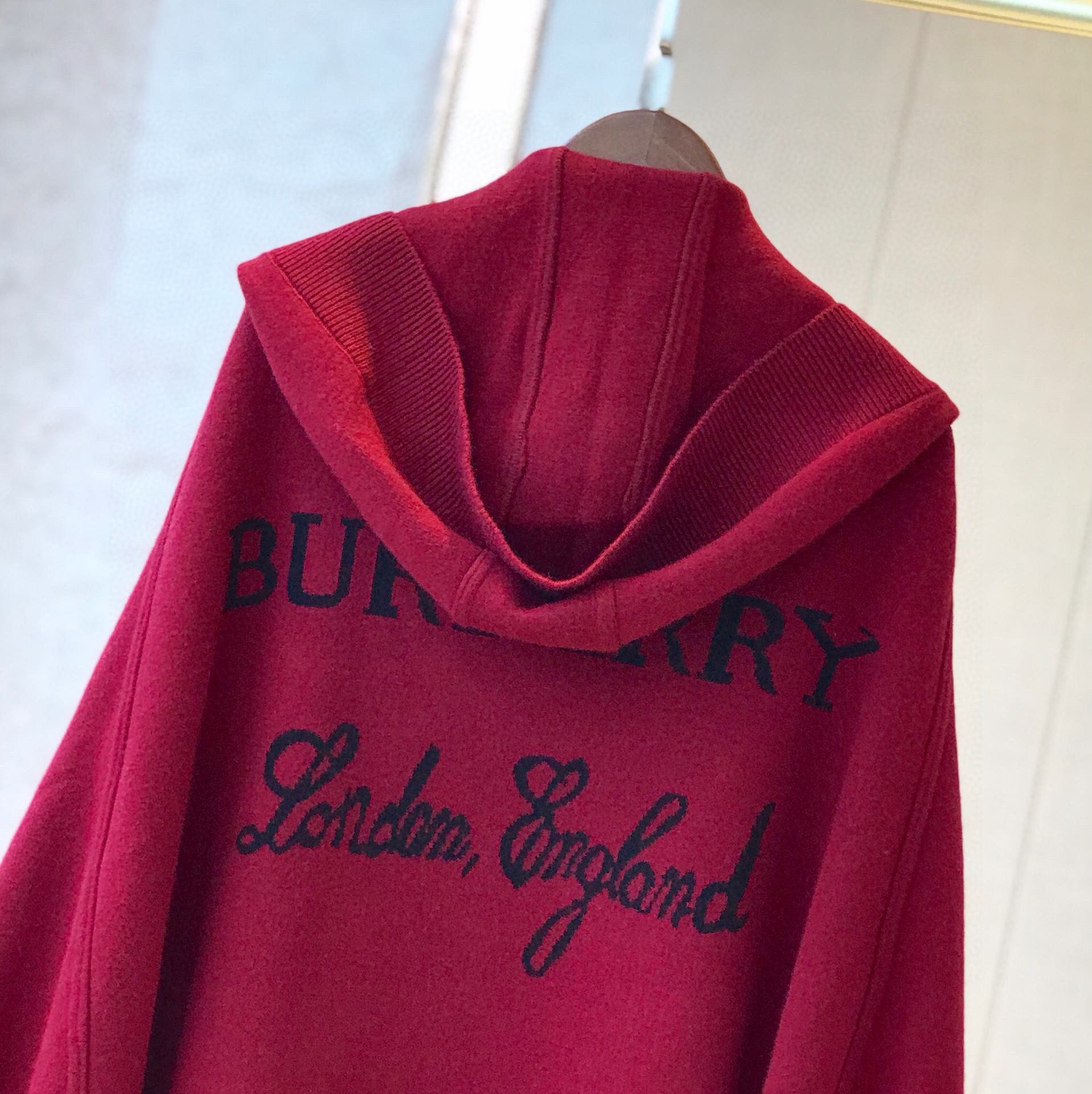 BURBERRY连帽斗篷绝对市面最牛的货真材实料的东西专柜16500一条这款既可以当连帽上衣又可以当斗篷