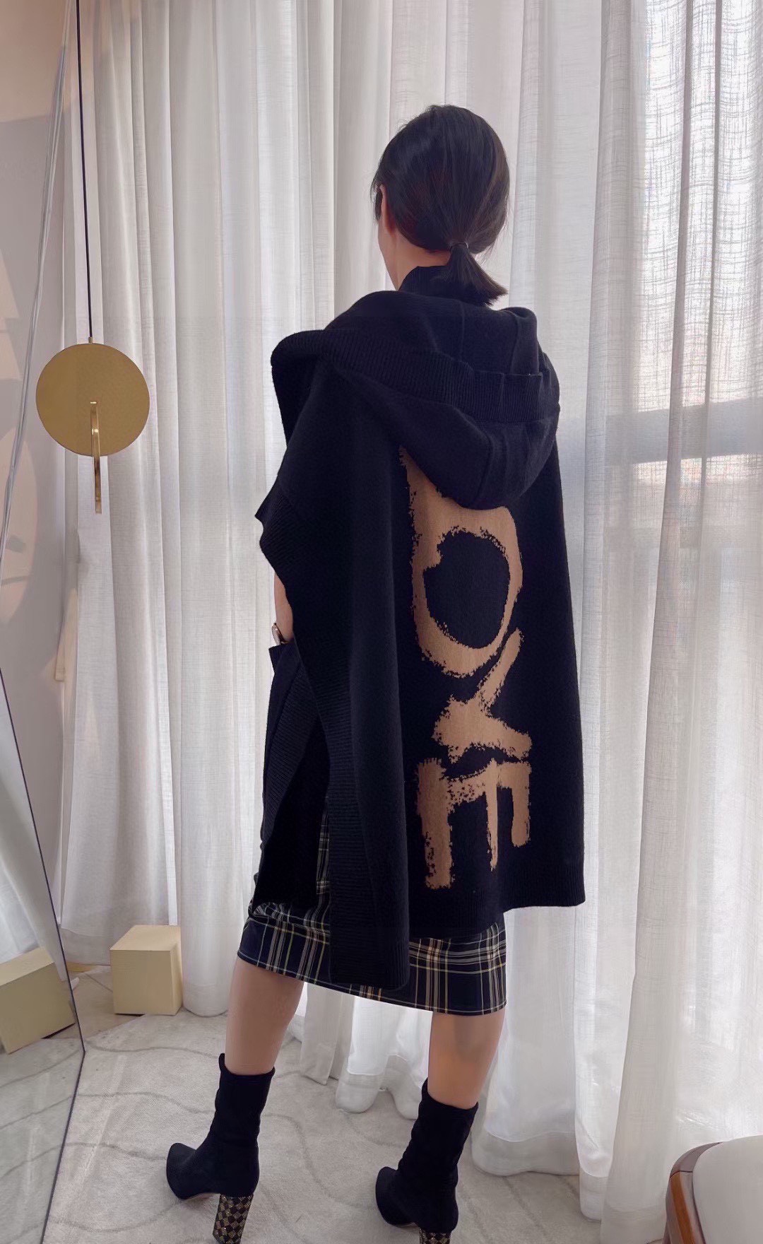 NO:176856,Burberry new style, if you love him, you will give Love hooded cloak, which is made of cashmere and cotton blended fabric, incorporates elastic design, black camel classic matching, decorated with thick ribbed details. Product details 156 x 86cm 50 cashmere, 47 cotton, 2 polyamide, 1 elastic fiber Decorative 49 cashmere, 46 cotton, 4 polyamide, 1 elastic fiber high-version scarf, high-version scarf, burberry, hats19860909巴宝莉新款,爱他就送Love连帽斗篷,选用羊绒与棉质混纺面料,融入弹性设计,黑色驼色经典搭配 ,饰以粗织罗纹细节. 商品详情 156 x 86cm 50羊绒,47棉,2聚酰胺,1弹性纤维 装饰49羊绒,46棉,4聚酰胺,1弹性纤维高版本围巾,高版本围巾,burberry,hats,scarf