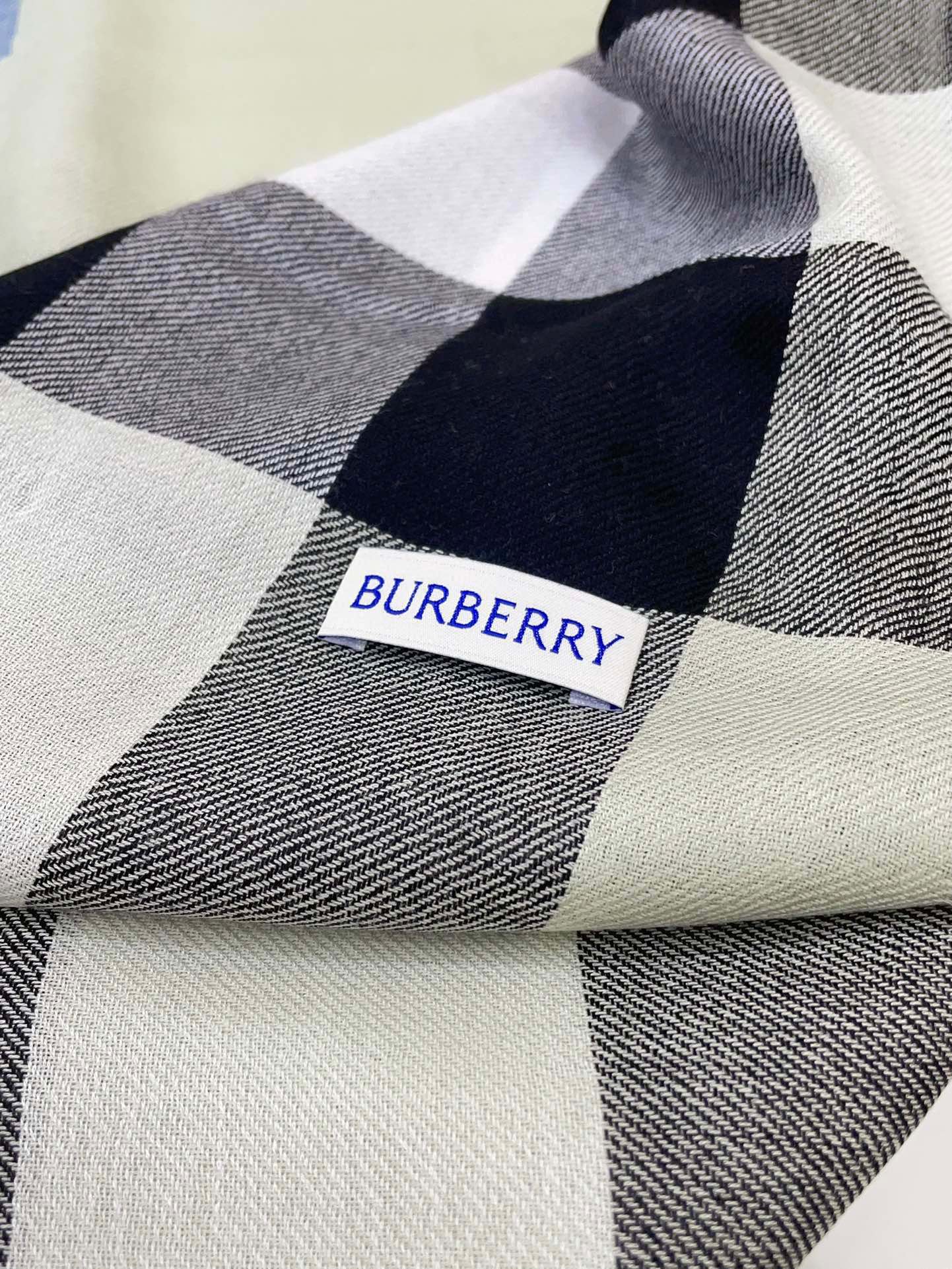 青绿色️同步官网巴宝莉时尚的情怀日常时髦实用款Burberry新款真的无敌时髦百搭！！独有的格调这才是大