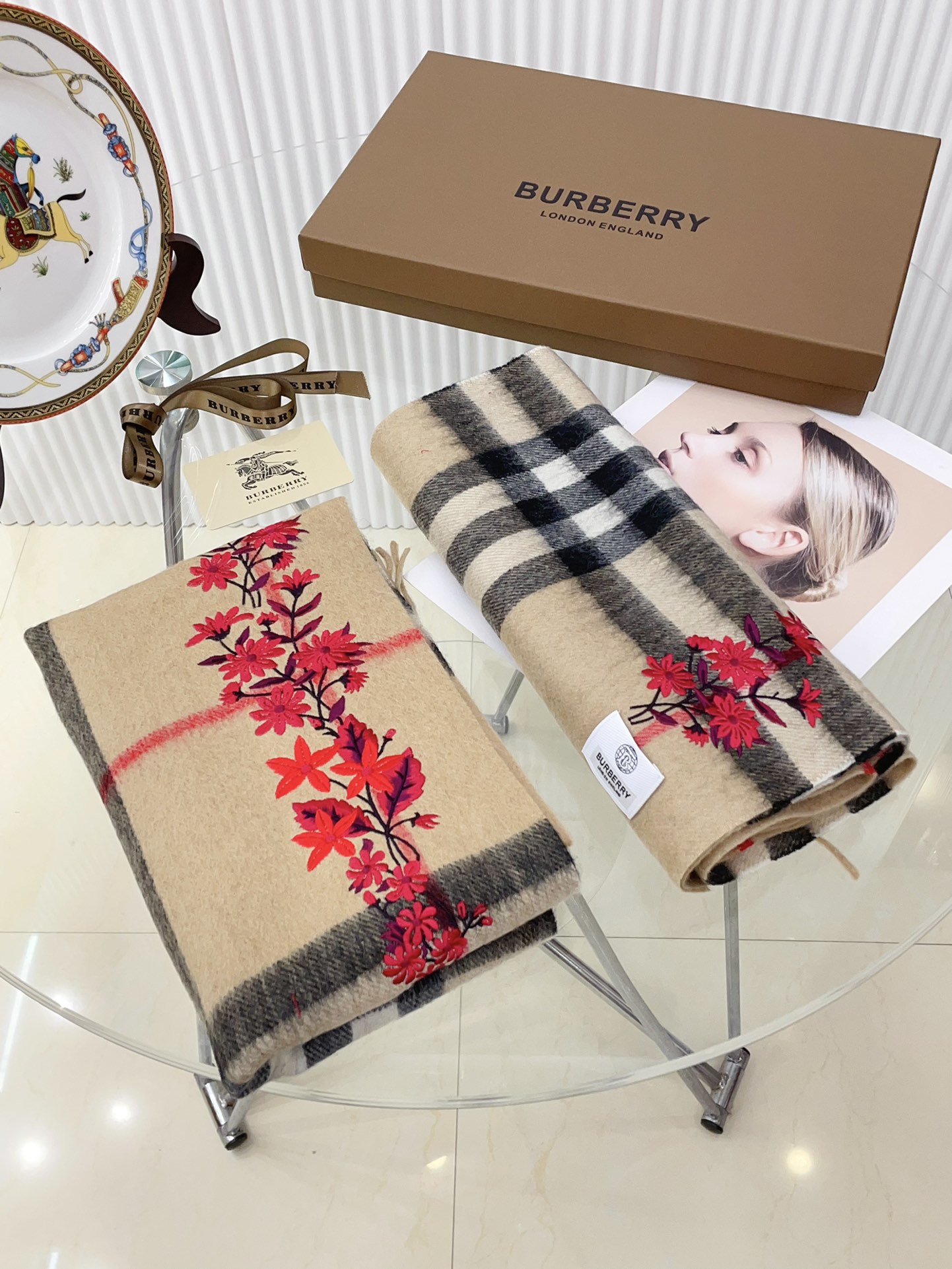 Burberry家红花刺绣围巾羊绒款新推出的红花刺绣款围巾！经典格纹为底搭配精致红花刺绣彰显气质️这款是