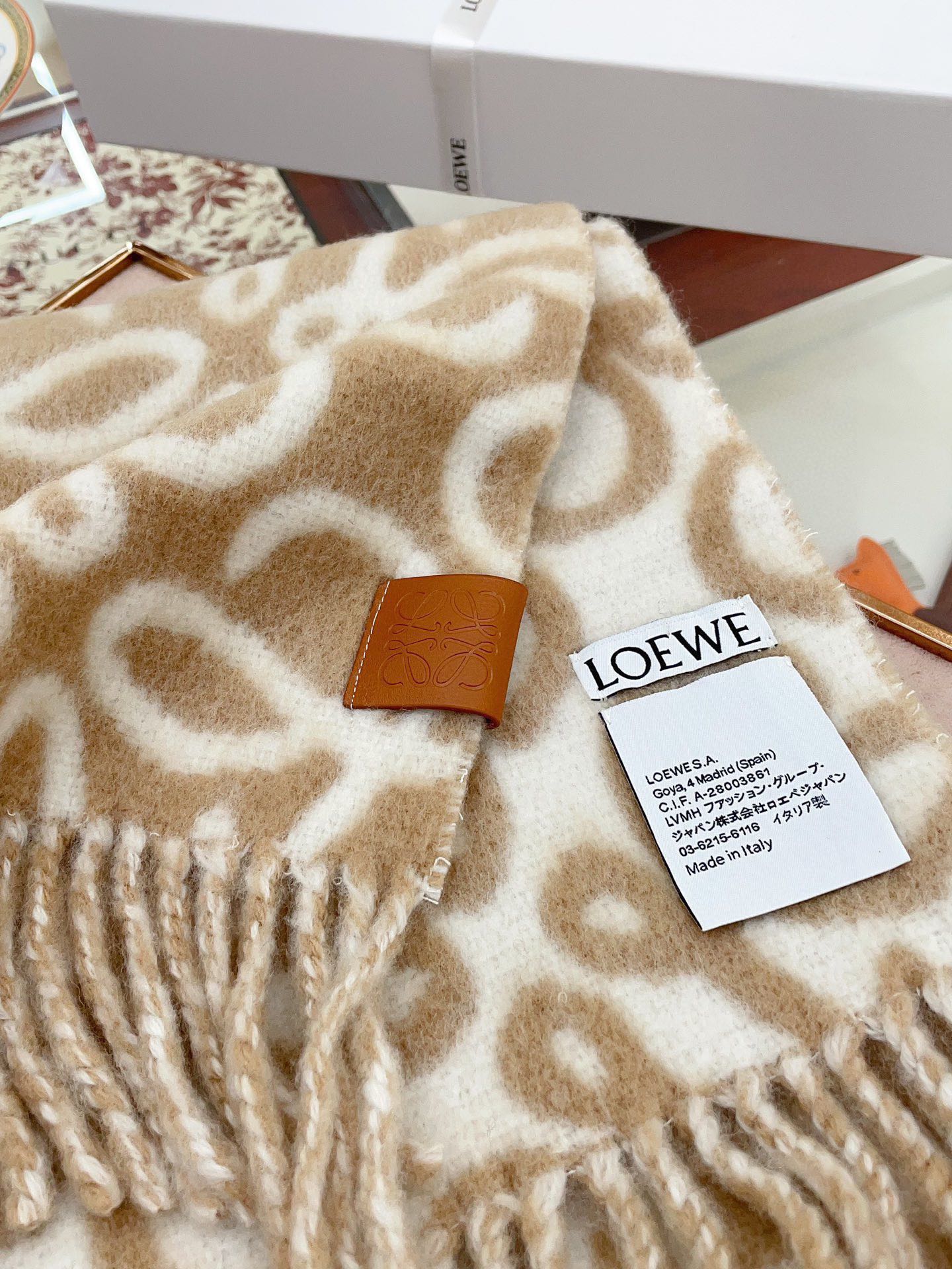 Loewe罗意威新品羊毛马海毛围巾️初秋奶茶女孩老钱风超嗲穿搭初秋和奶茶色真的好搭大地色温柔又耐看超高颜