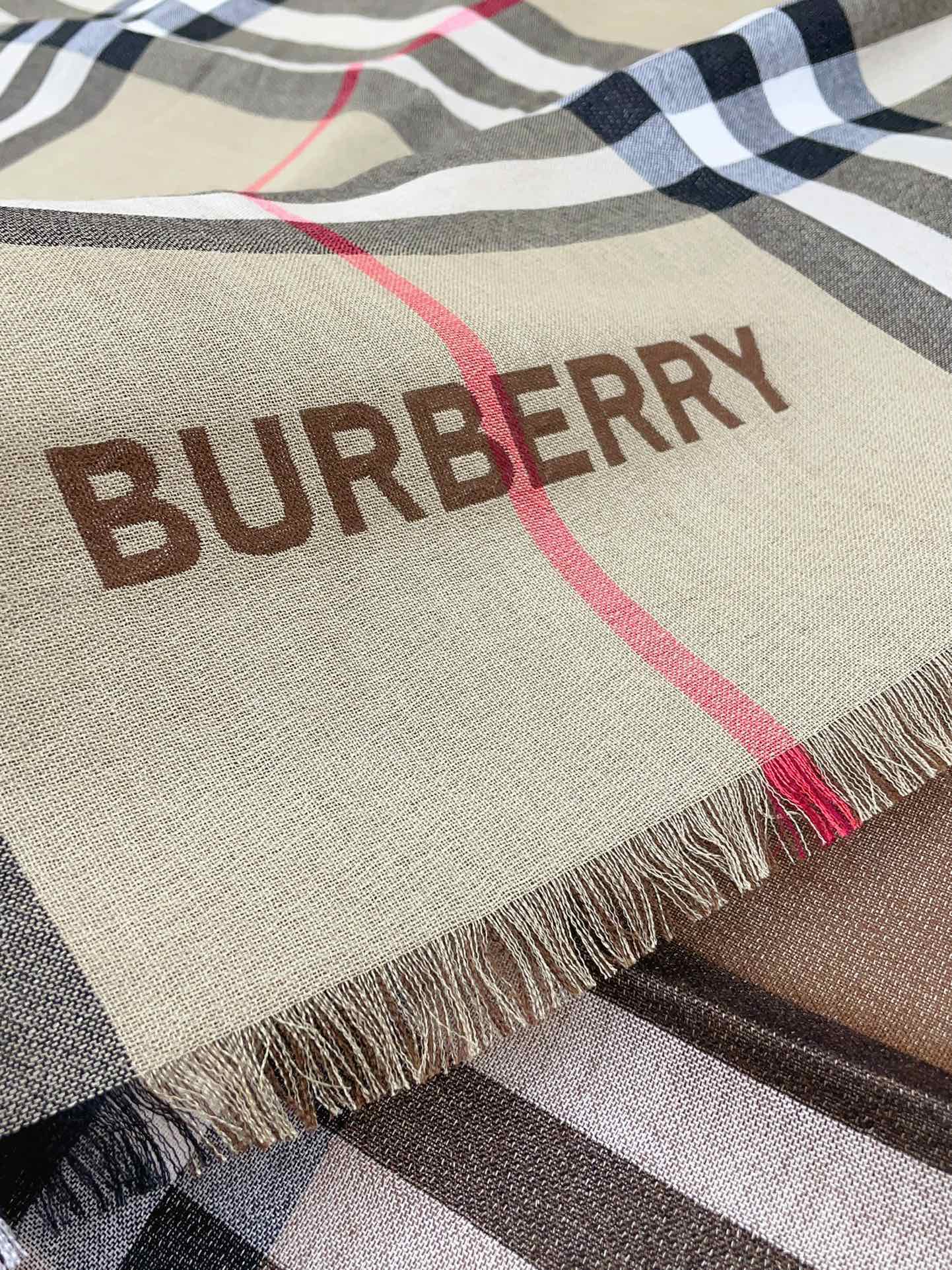 高品质BURBERRY家经典格！2024年最值得入超值版老友闭眼入！一条围巾两条的快乐！！！经典格经典配