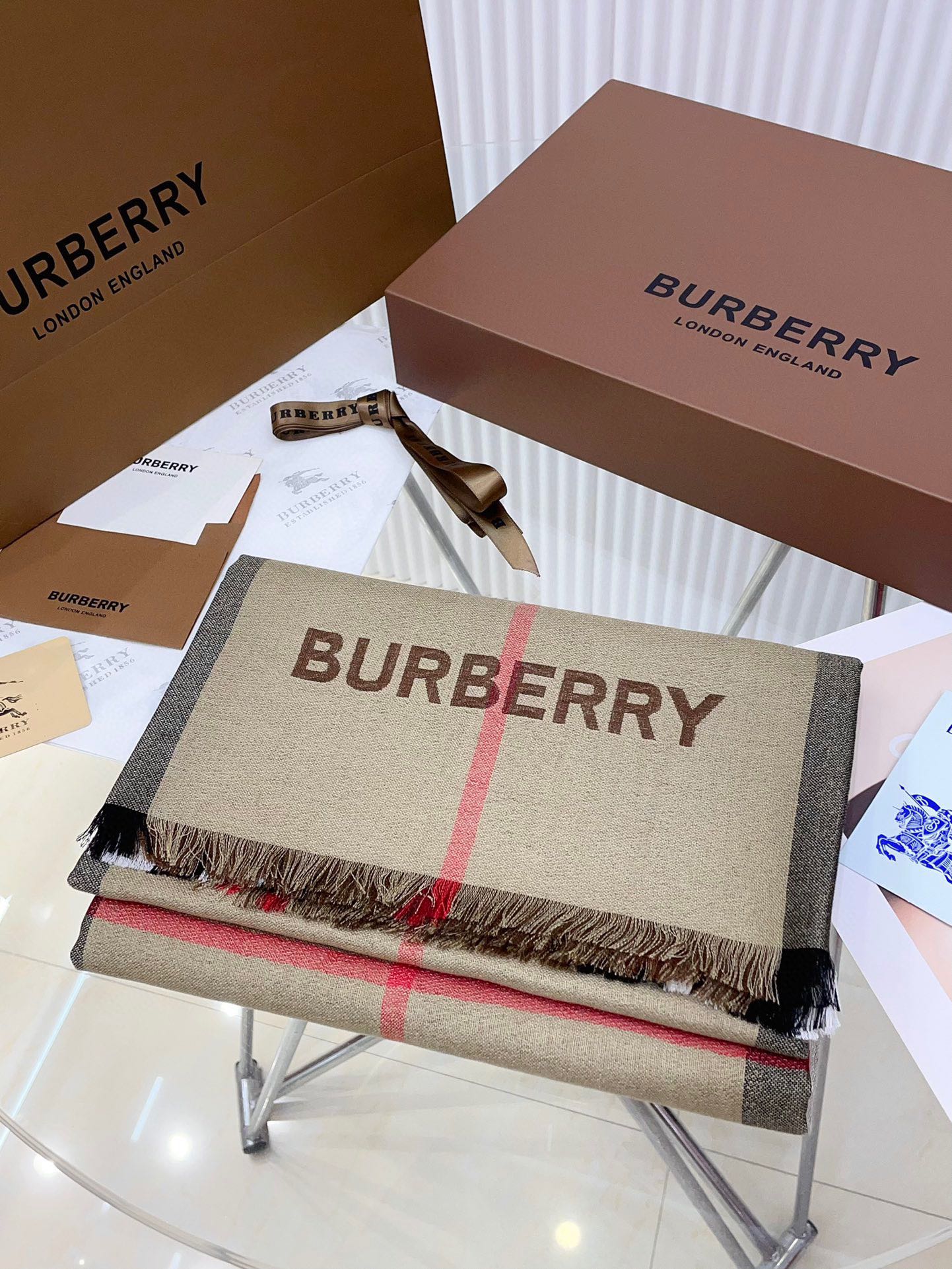 高品质BURBERRY家经典格！2024年最值得入超值版老友闭眼入！一条围巾两条的快乐！！！经典格经典配