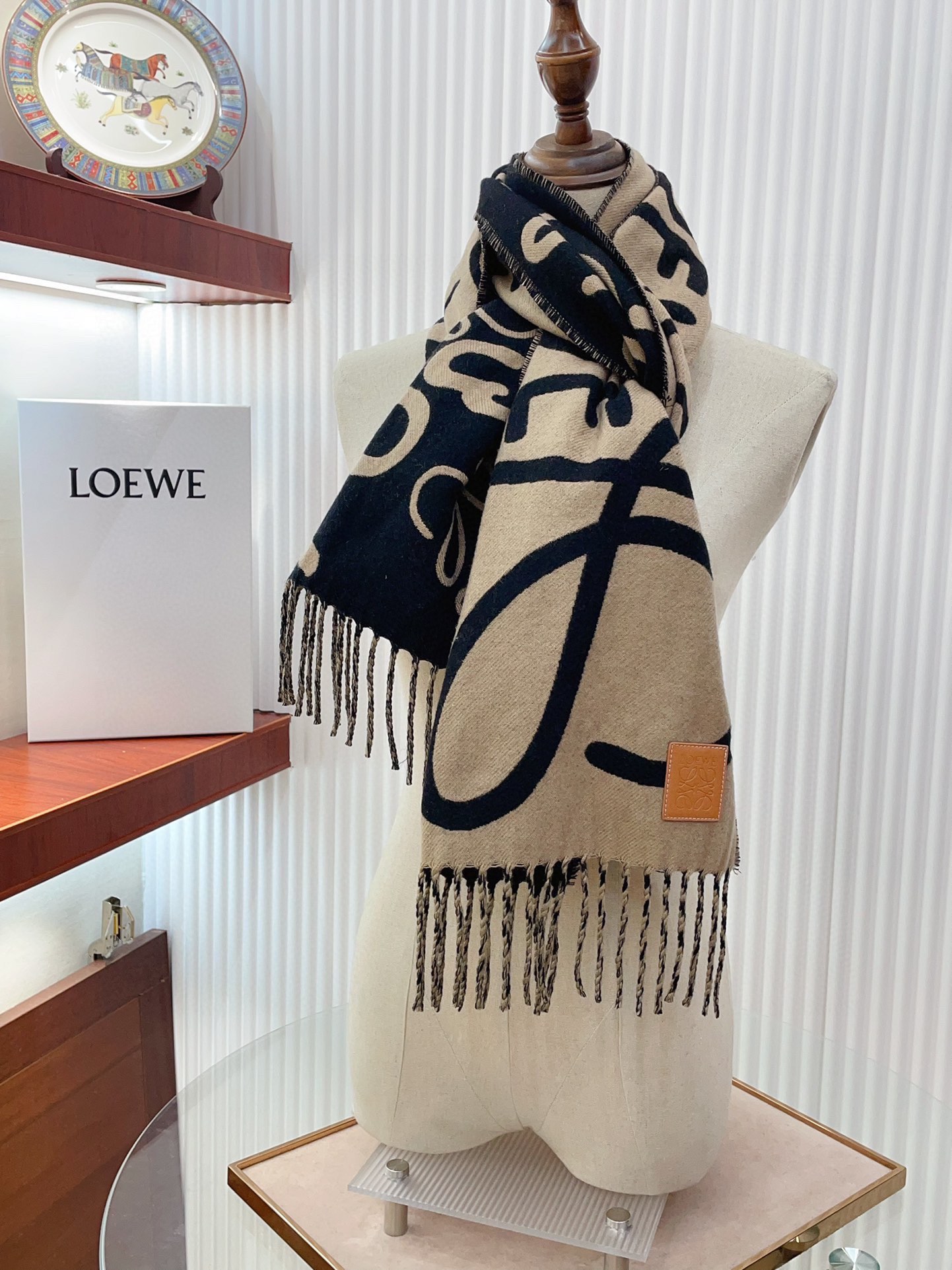 loewe新品现货超美新款围巾！超级推荐入手！超难买哦！！打了好多次版！终于出货最接近原版进出专柜无压力