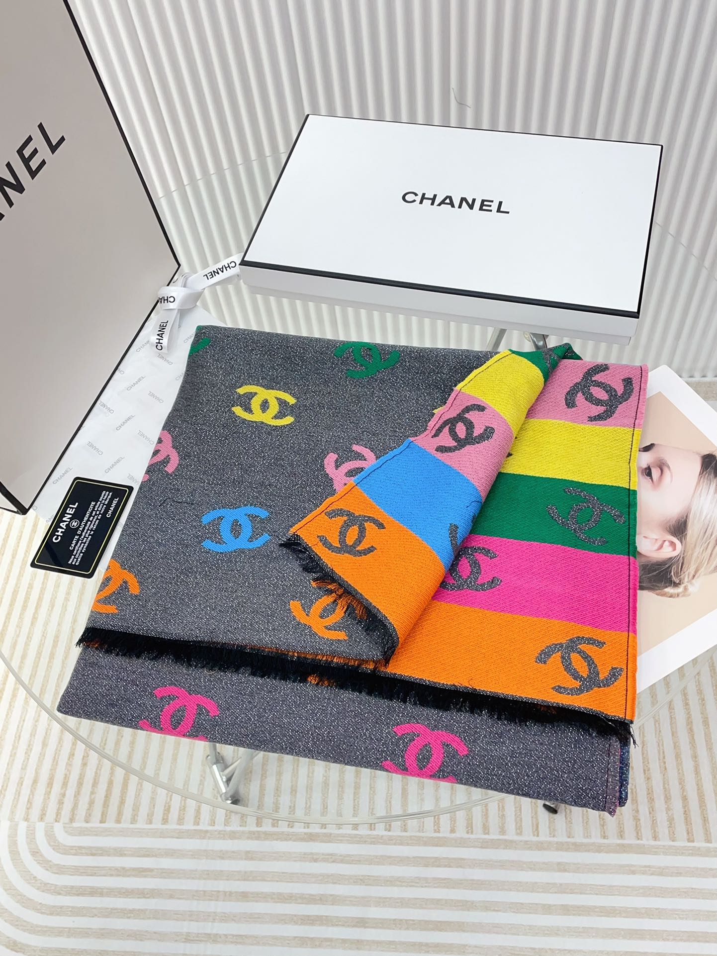 最新款CHANEL最美围巾手感比想象中柔软两面都很优秀黑色一面是底色带细闪彩色一面是logo带细闪两面都