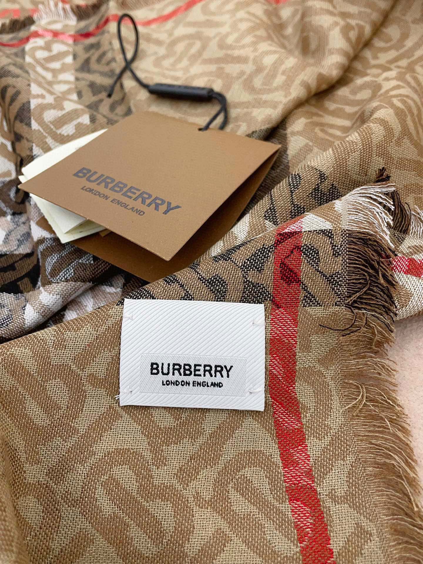 单款单色经典BURBERRY️TB提花披肩手感简直了经典格型融合最新元素另一种经典的呈现超好手感垂感无敌