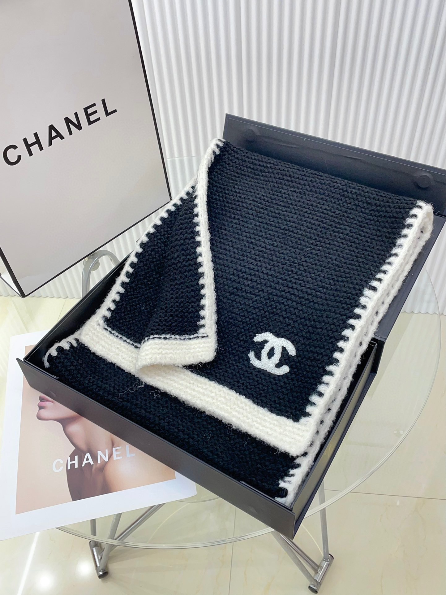 新款CHANEL羊绒针织长巾️美翻了[流泪]御用殿堂级极品️新款在售进口纯羊绒时尚银线镶边针织毛线️美丽