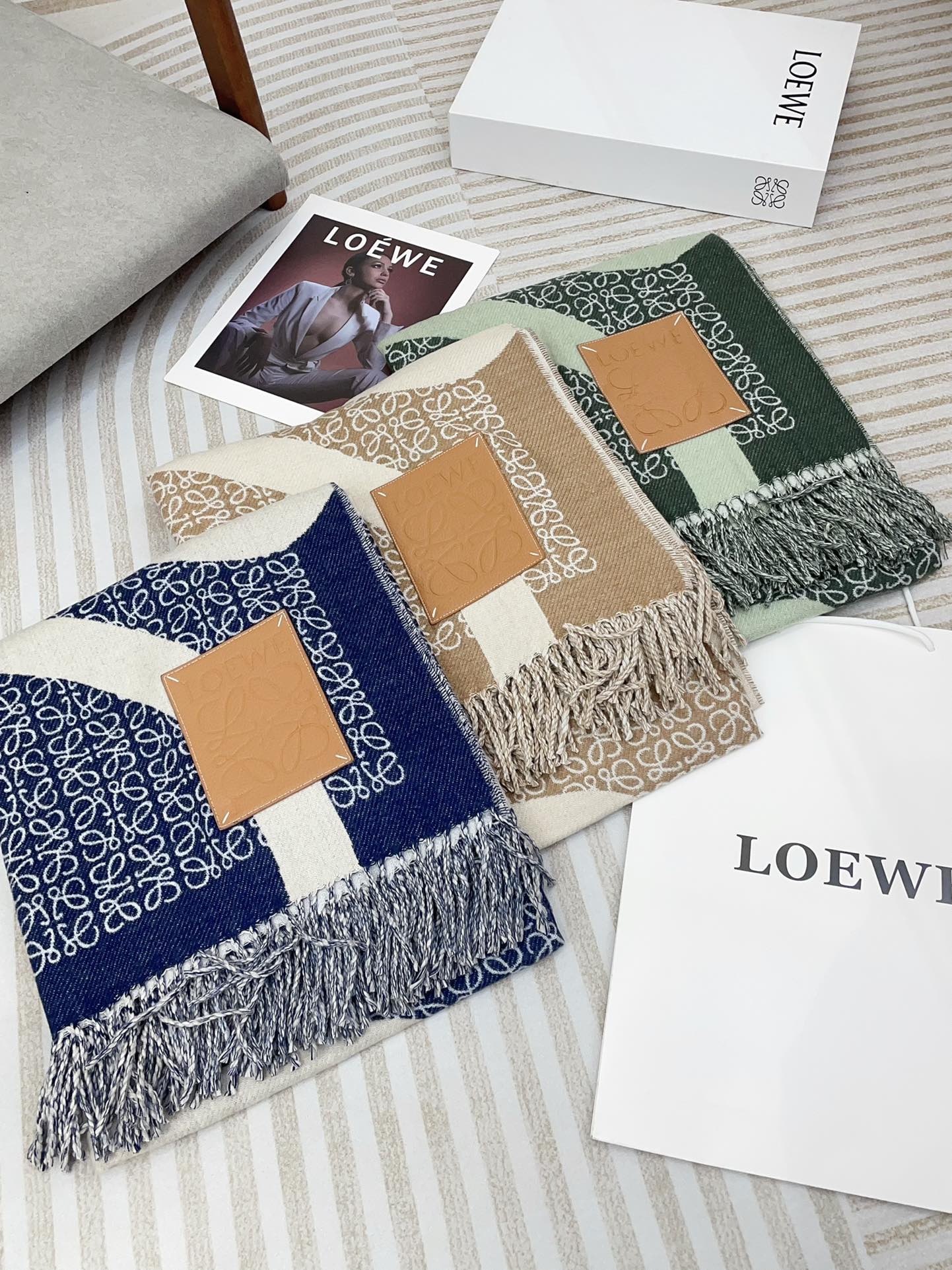 妥妥的C位围巾超级难遇的Loewe围巾大logo而且特别大当毯子也没问题可以当披肩可以当围巾超级舒服配有