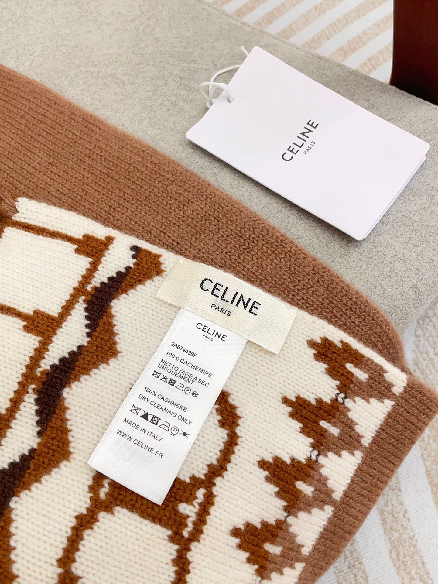 CELINE双面双层对版款秋冬新品-logo提花长围巾酷酷的长围巾保暖搭配神器两端有流苏设计时尚感加分！