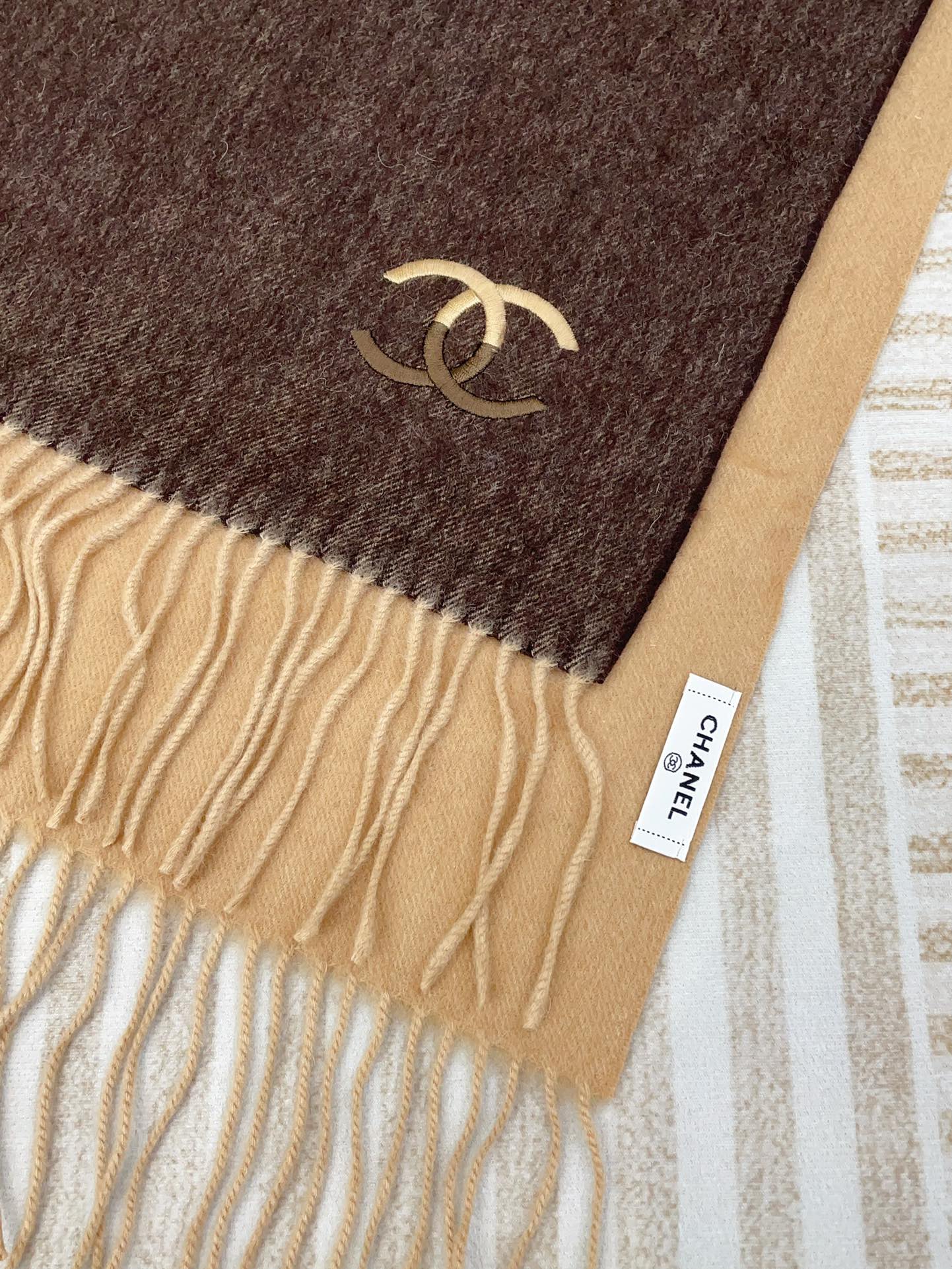 年轻时髦范儿香粉看过来Chanel最新秋冬款真的太好看了福利价格回馈️招牌的刺绣调调很女神很时髦配色也超