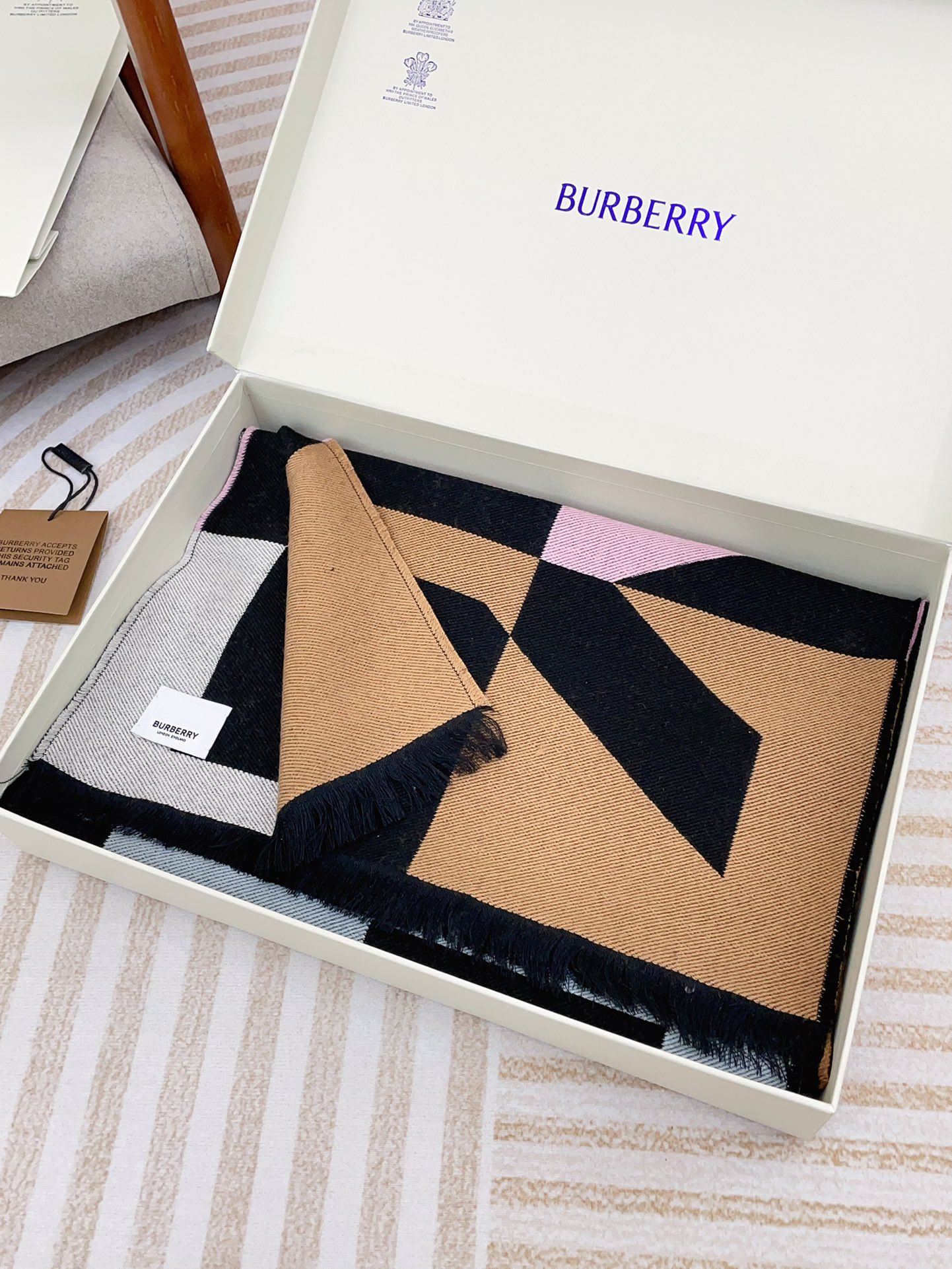 Burberry此款一出就基本很难抢等货超久最最高定限量款！！等进入秋冬季它的时尚搭配秀图肯定会火爆各平