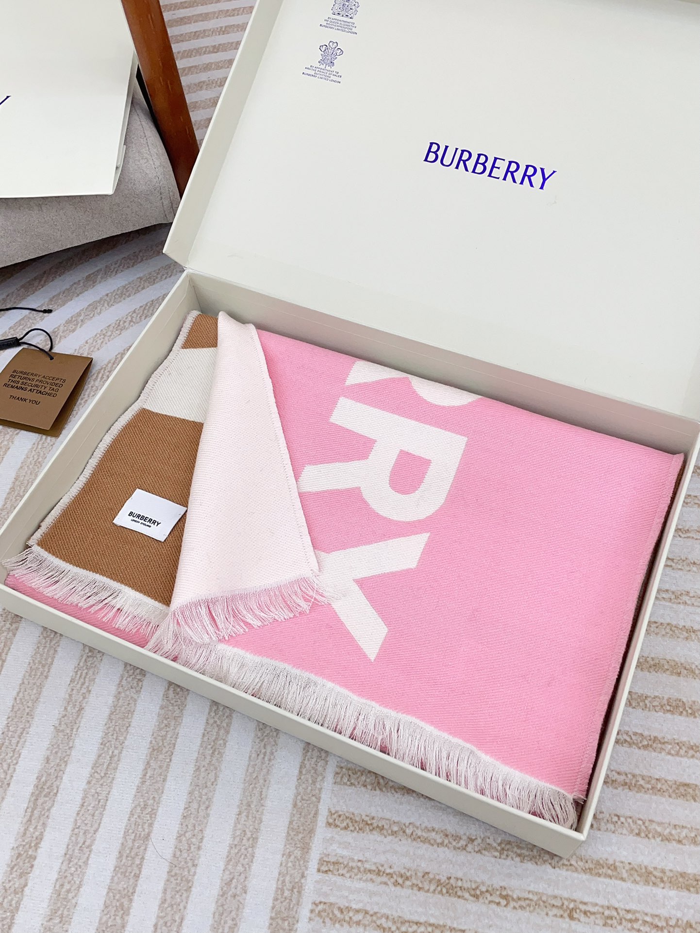 Burberry此款一出就基本很难抢等货超久最最高定限量款！！等进入秋冬季它的时尚搭配秀图肯定会火爆各平