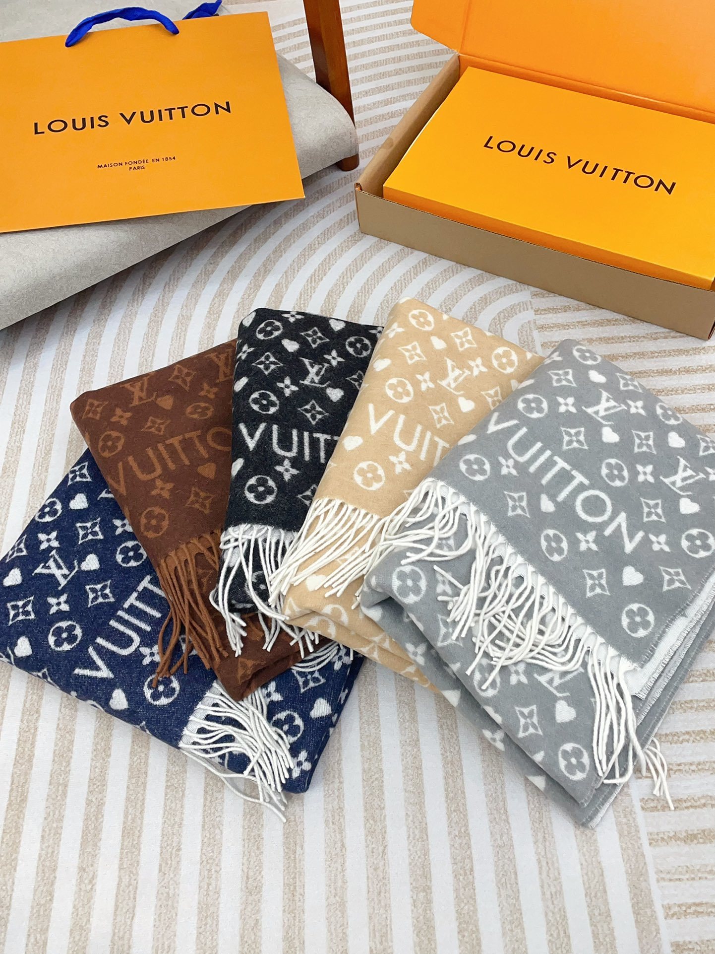 ️可以信手拈来的高级时髦感!!品质超级赞这个价格真心超值到家了!!LV又一款秋冬款围巾老花是LV最时髦的