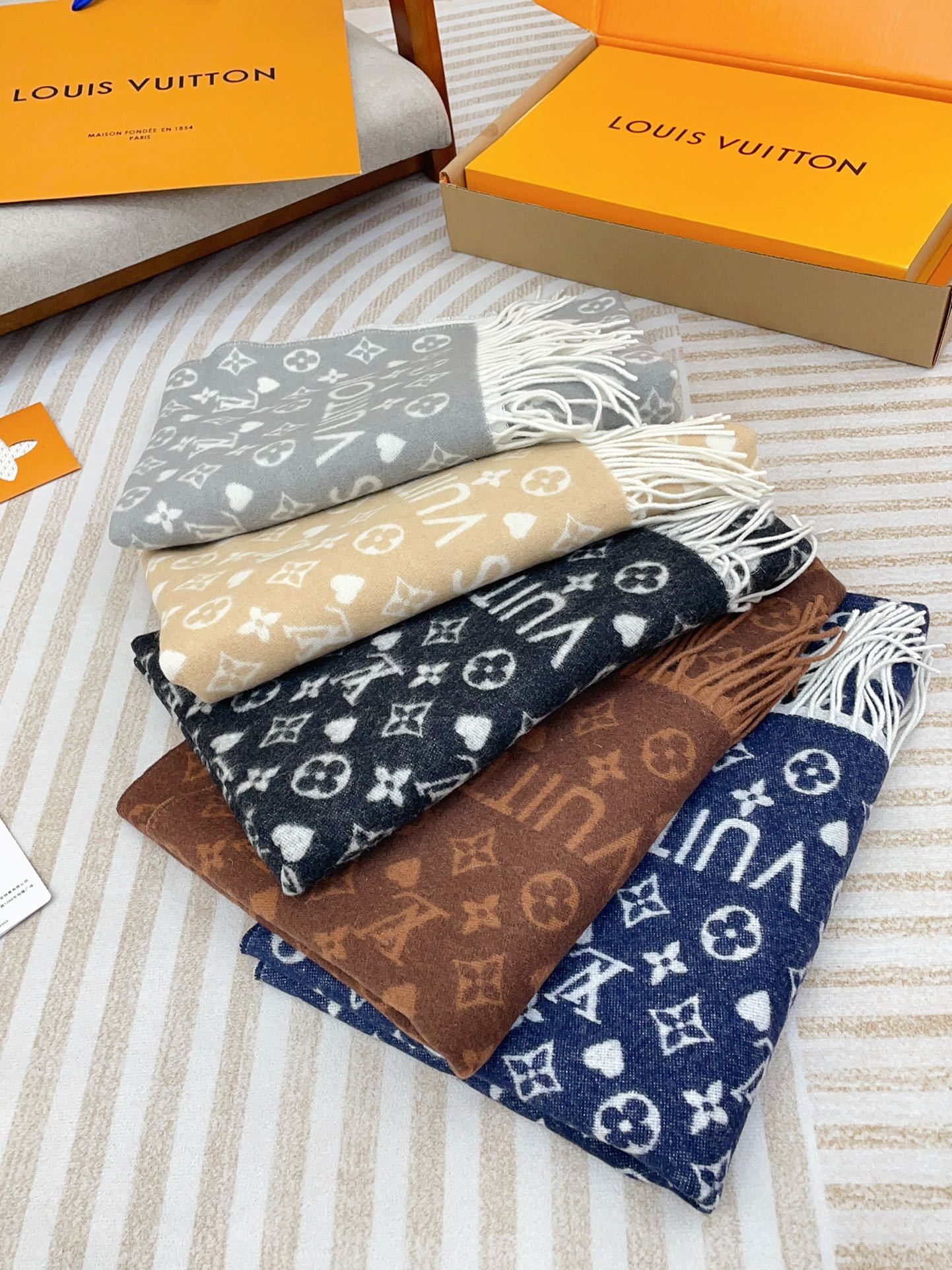 ️可以信手拈来的高级时髦感!!品质超级赞这个价格真心超值到家了!!LV又一款秋冬款围巾老花是LV最时髦的