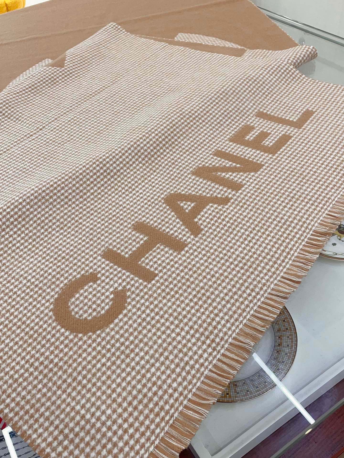 加厚款CHANEL香新款千鸟格拼色羊绒围巾今年最好的Chanel款式上身才会知道它的美大牌范十足经典拼色