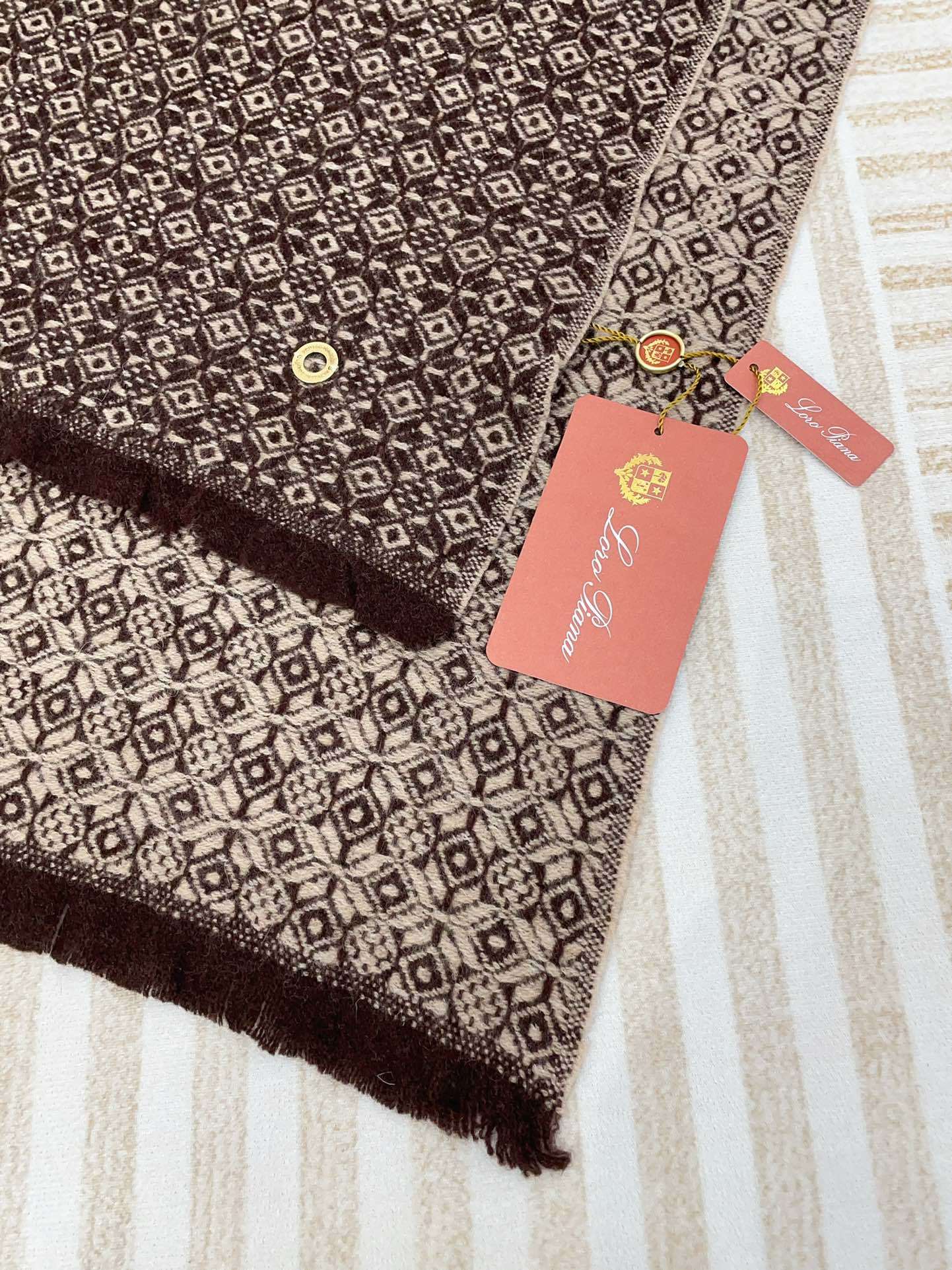 低调高奢️无论在哪种场合都能变得高雅有品超有品味的单品️极品精英高手级别的时髦感围巾️这款LoroPia