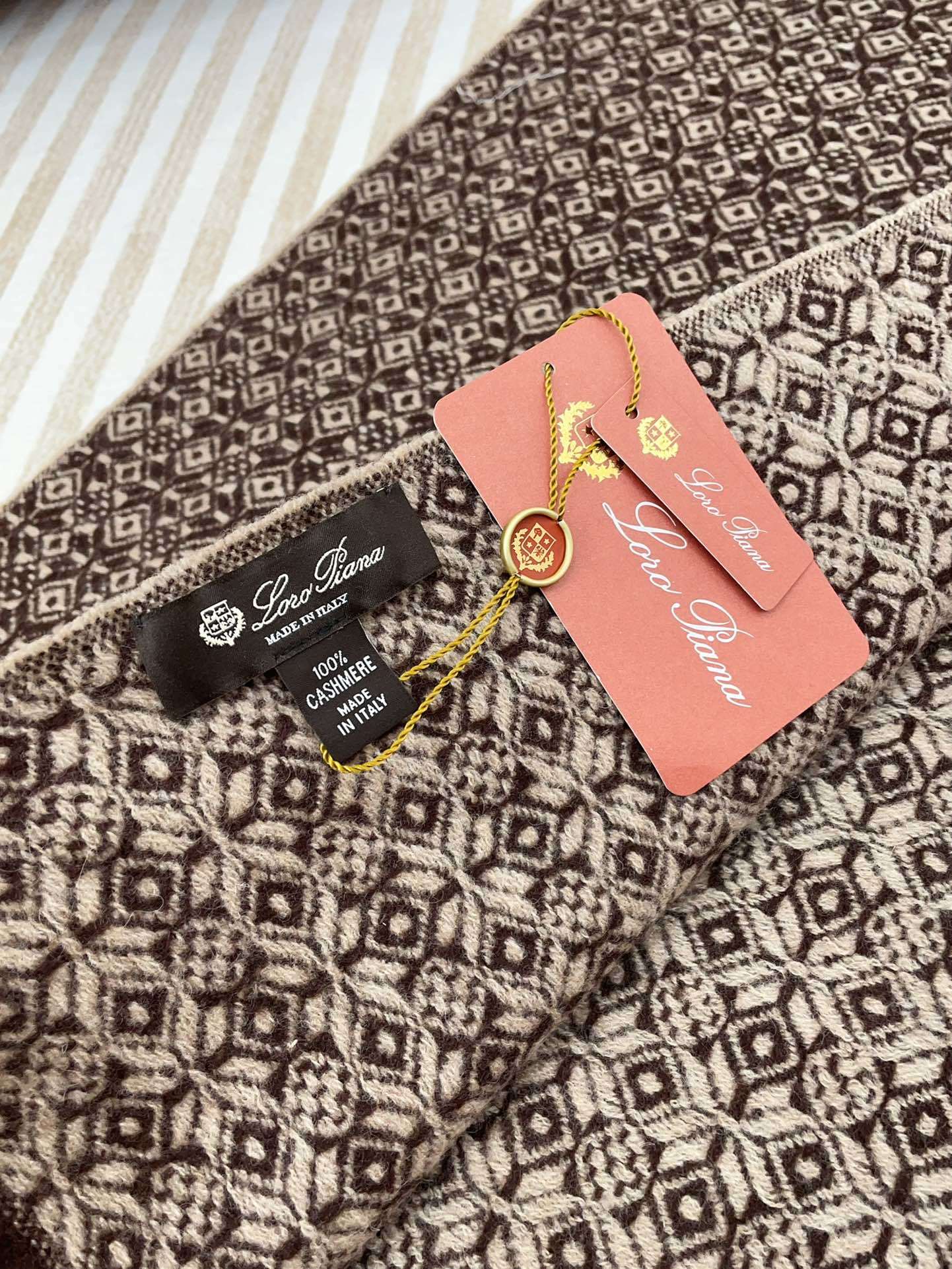 低调高奢️无论在哪种场合都能变得高雅有品超有品味的单品️极品精英高手级别的时髦感围巾️这款LoroPia