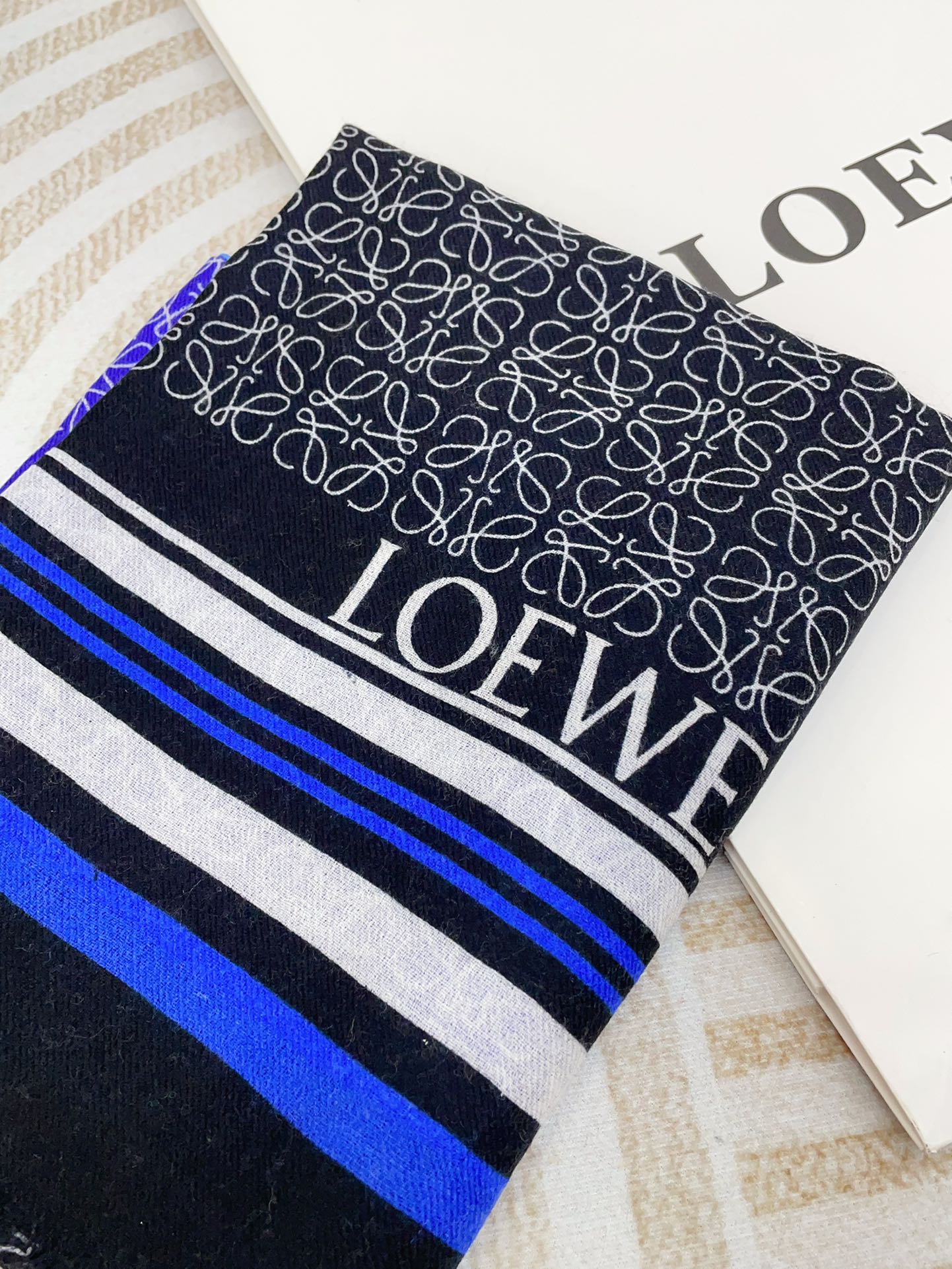 LOEWE新款！印花工艺稀疏层次设计配以精美真心特别上身简直了️围着不说话都散发着优雅气质️相对于印染有