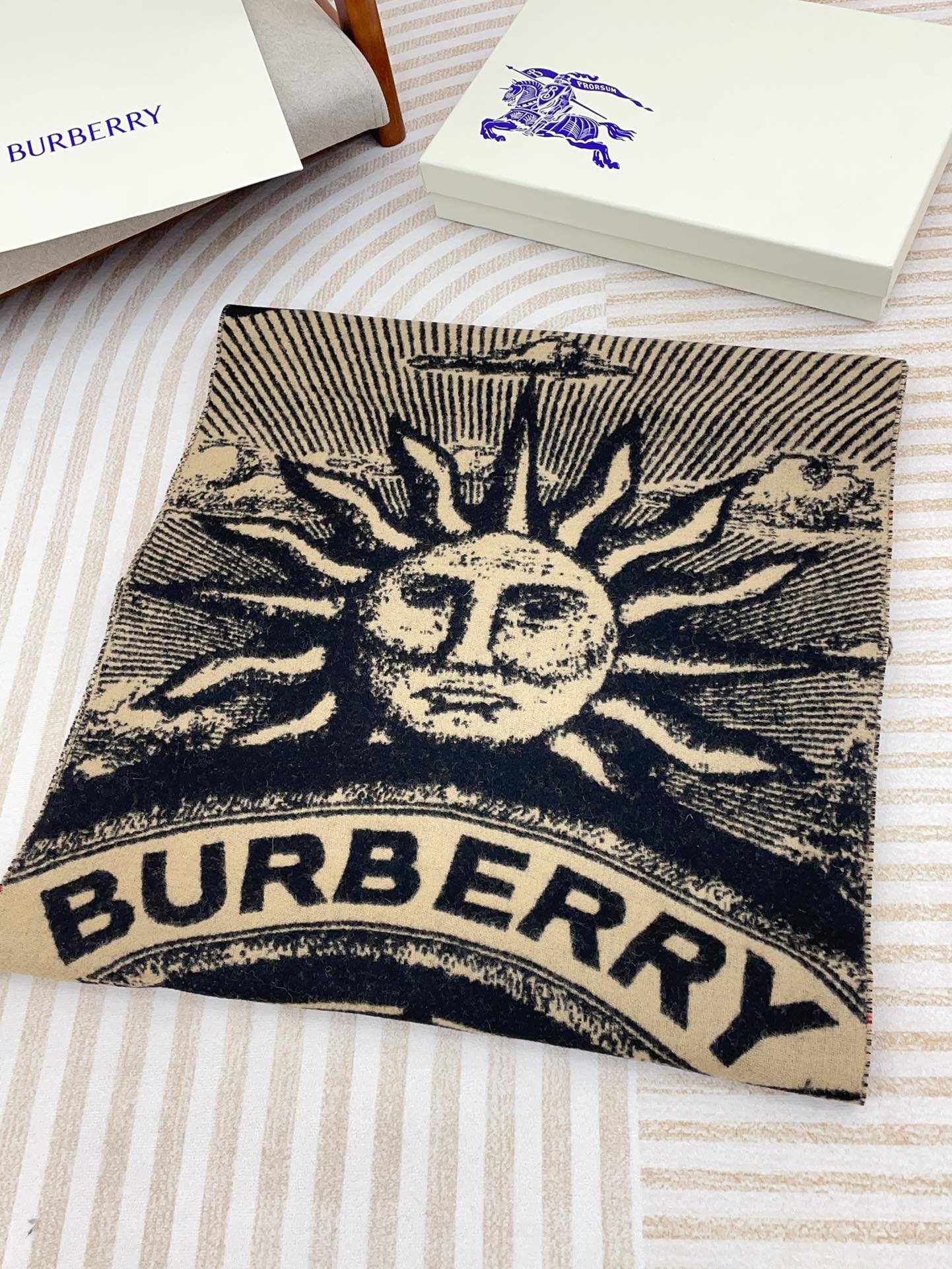 Burberry匠心巨作经典大格双面提花羊绒围巾一面是经典羊绒大格子一面是天体及独角兽完全等于2条围巾️