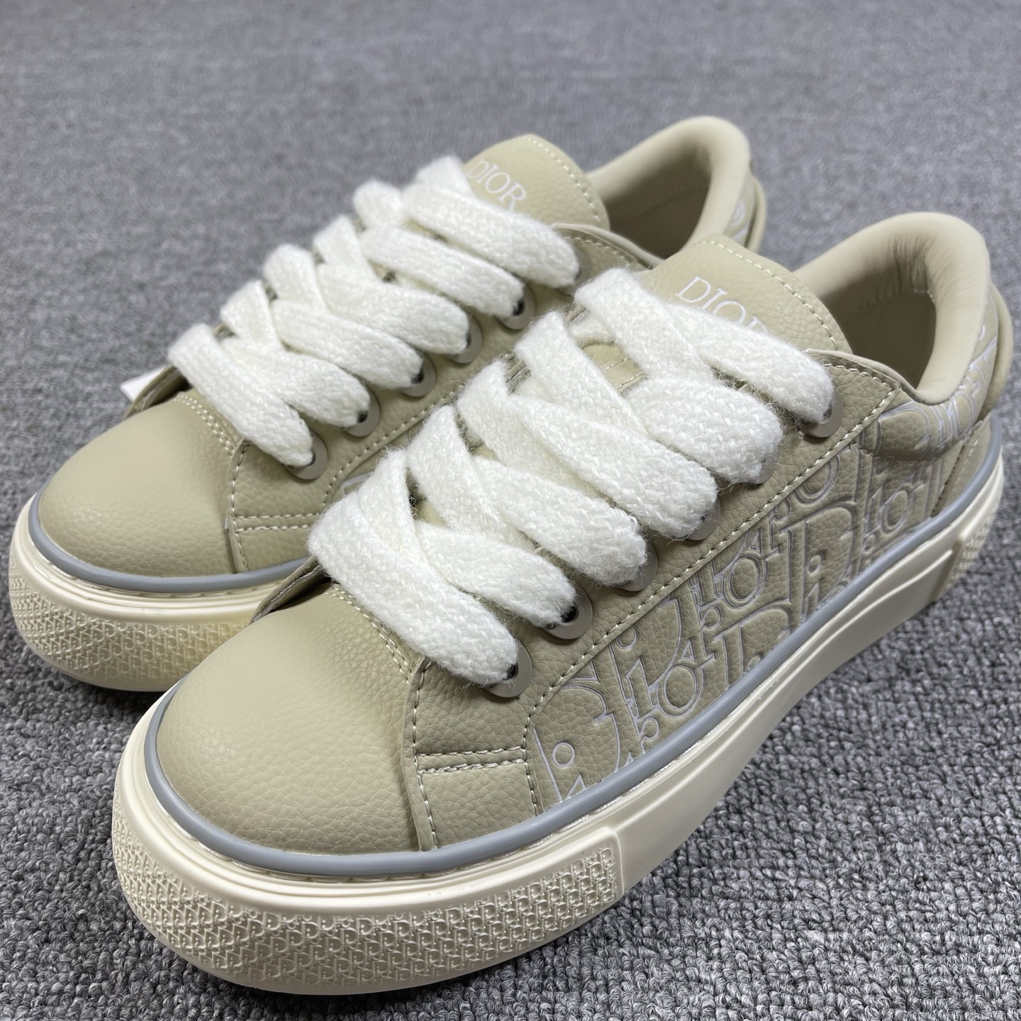 迪奥B33运动鞋 重新诠释经典的网球鞋时尚的廓形突显厚实感Dior 30Avenue Montaigne标志