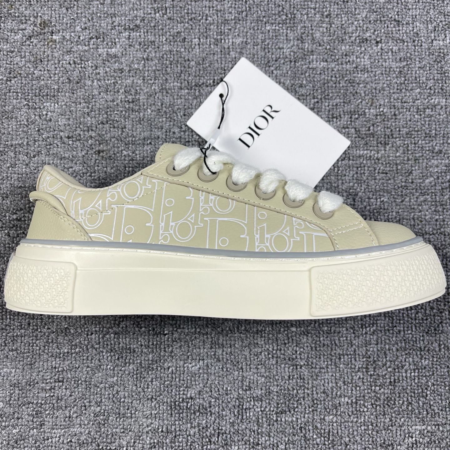 迪奥B33运动鞋 重新诠释经典的网球鞋时尚的廓形突显厚实感Dior 30Avenue Montaigne标志