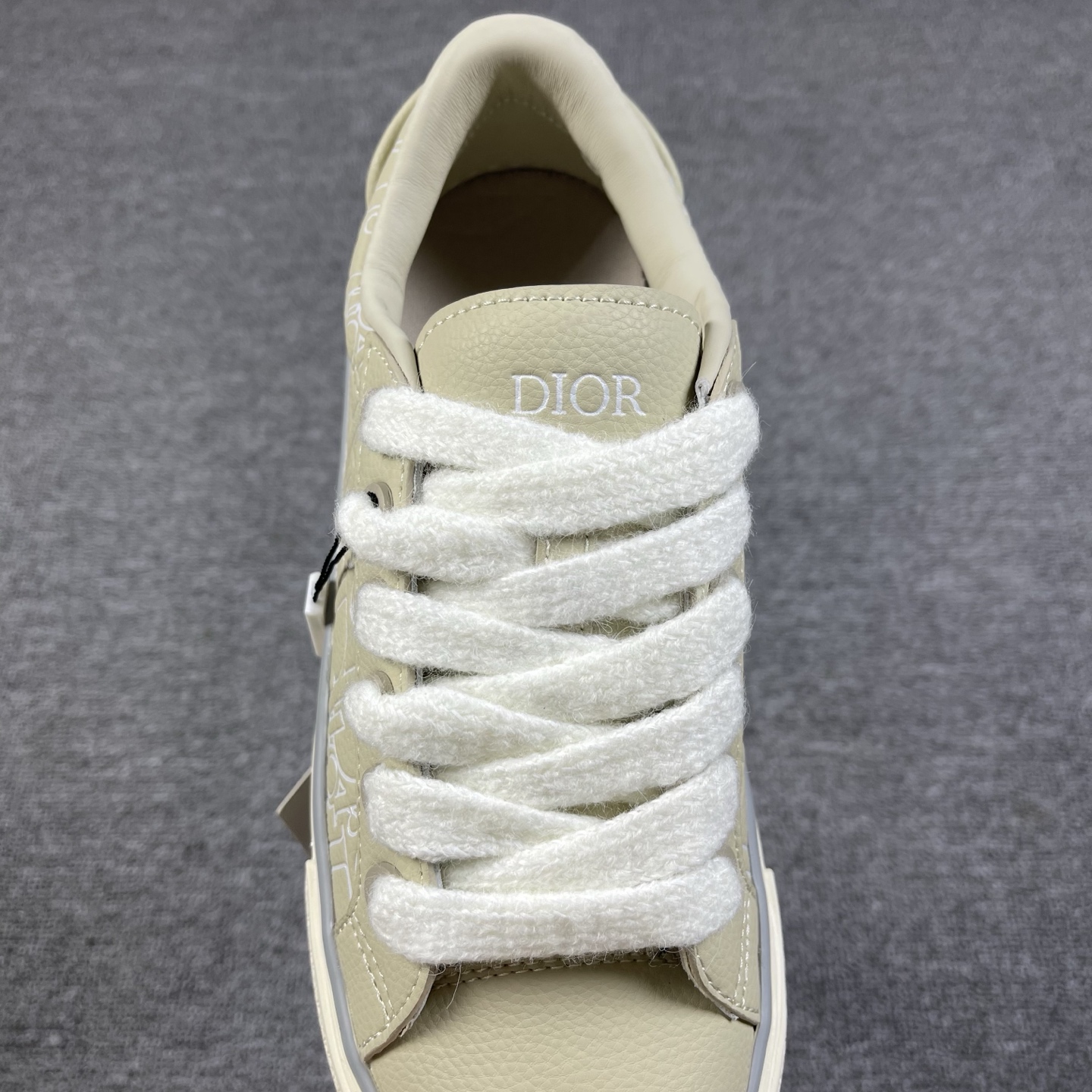 迪奥B33运动鞋 重新诠释经典的网球鞋时尚的廓形突显厚实感Dior 30Avenue Montaigne标志