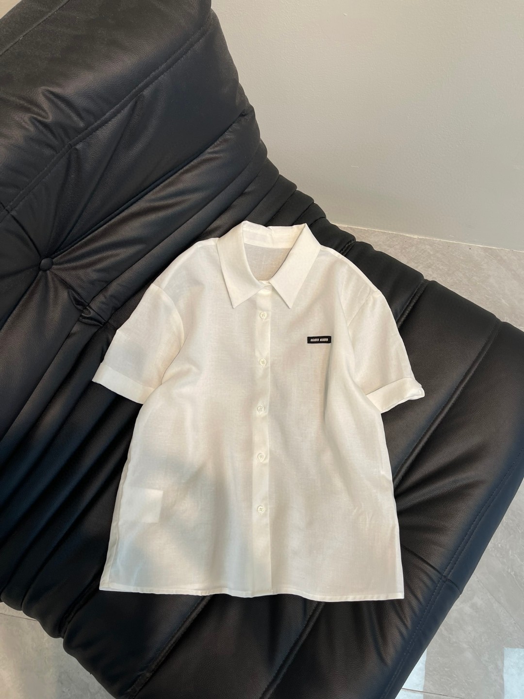 NO:309669,Miumi*25 new pure and sexy short-sleeved shirt, single series, temperament goddess must enter, customized patch three-dimensional decoration, full of high-end feeling, classic tailoring, customized flip sleeves, fashion trend, lengthen body proportions, strength to cover flesh and make you look slimming!  Eternal classics are absolutely not to be missed. It is fashionable in capital with any style. It is extremely practical and has a perfect score for comfort. Series SML,,miumiu,shirts,T-shirt,alexander wang19860909Miumi*25新款纯欲系短袖衬衫 爆单系列款 气质女神必入 订制贴布立体装饰 满满的高级感 经典剪裁 订制翻边袖 时尚潮流 拉长身材比例 实力遮肉显瘦！永恒经典是绝对不可错过的 搭配任何风格都是大写的时髦 实穿度极高 舒适度满分 系列款 SML,,miumiu,shirts,T-shirt,alexander wang,Women's clothing