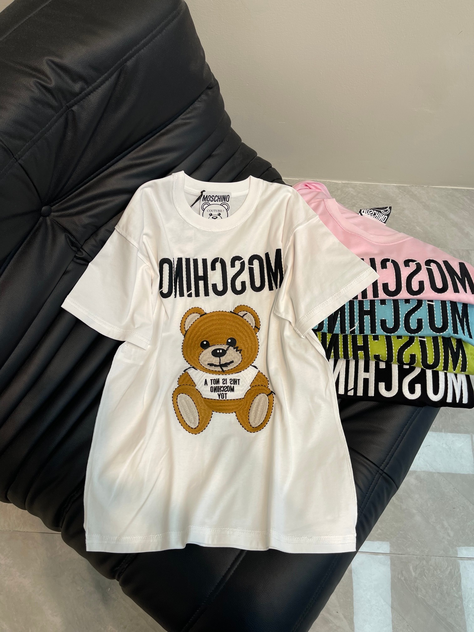 NO:311686,MOSCHIN's newest classic bear embroidered letter short-sleeved T-shirt, reverse car line design, simple, fashionable and exquisite, comfortable color matching, fixed weaving and dyeing pure cotton washing fabric, skin-friendly and delicate, loose style, same style for men and women. Color black/white/green/pink/blue Size XS-,,T-shirt,tees,t-shirt,alexander wang19860909MOSCHIN*新款经典小熊刺绣字母短袖T恤,反面车线设计,简约时尚精致,色彩搭配舒适, 定织定染纯棉洗水面料,亲肤细腻柔软, 宽松版型,男女同款 颜色黑/白/绿/粉/蓝 尺码XS-,,T-shirt,tees，t-shirt,alexander wang,Women's clothing