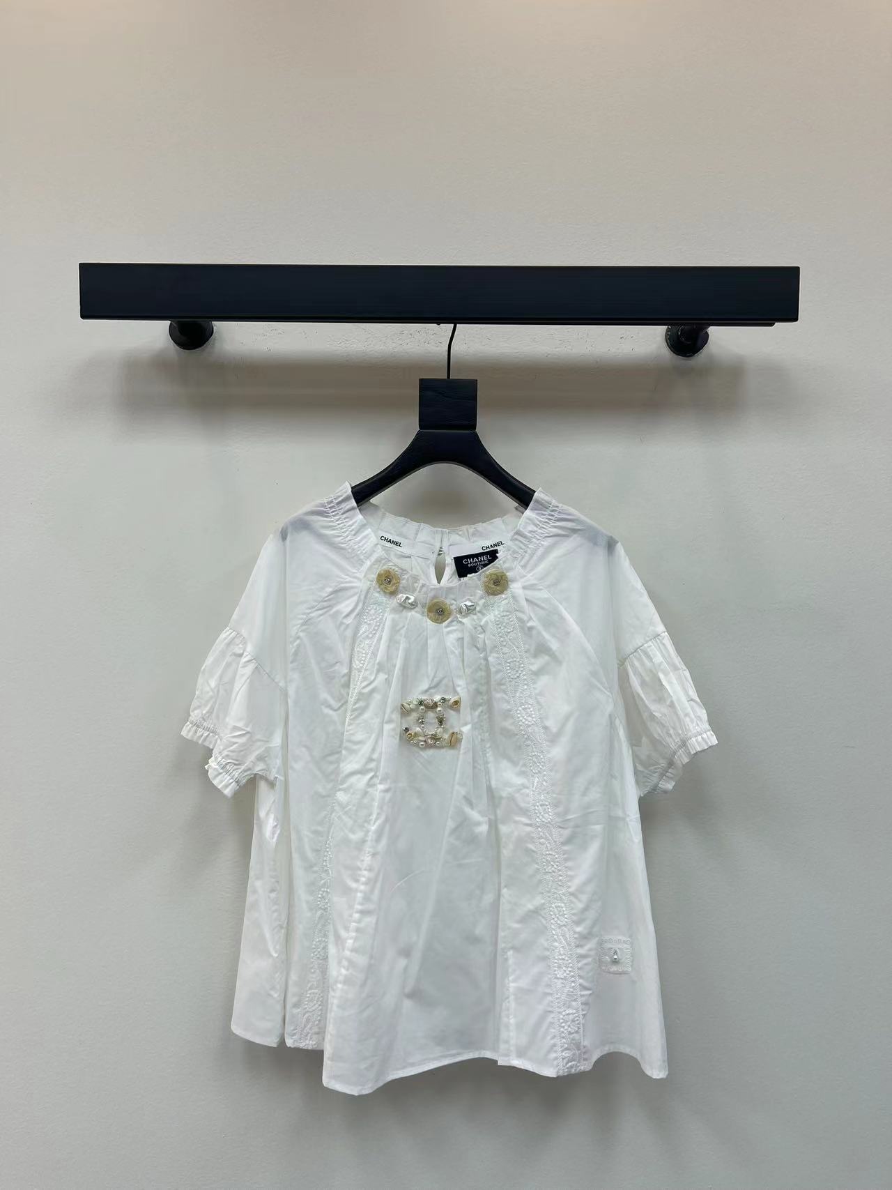 NO:463018,CHANE*25 early autumn new shell short-sleeved shirt, with exquisite shell embellishments, super beautiful and eye-catching cuffs elastic and elastic design, pearl button decoration behind, double C embroidered shirt on the hem, full of details and design sense, clean and easy to wear, without losing the temperament of a girl!  Take photos to make you produce SML in one second, chanel,shirts, T-shirt, alexander wang19860909CHANE*25早秋新款贝壳短袖衬衫,采用精致贝壳点缀,超美丽吸睛袖口松紧弹力设计,背后珍珠纽扣装饰,下摆双C刺绣整件衬衫满满的细节与设计感百搭干净好穿 又不失气质少女！拍照能让你一秒出片SML,,chanel,shirts,T-shirt,alexander wang,Women's clothing