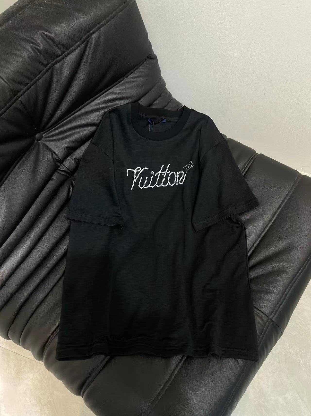 NO:480047,Louis Vuitto*25 early autumn new beaded diamond short-sleeved T-shirt custom YB native cotton material breathable and comfortable, full texture Loose silhouette oversized short-sleeved T-shirt cut highlights the brand style Made of gram-weight pure cotton with a slight elasticity Presents the visual effect of slimming beads and diamonds on the chest Restore the brand letter logo Combined with the gorgeous effect of twinkling stars Highlights Highlights Show high-end style The inner wear is brilliant and fashionable, the gloss and refraction effects are incomparable to the market version SML,,louis vuitton,versace,T-shirt,tees,t-shirt,alexander wang19860909Louis Vuitto*25早秋新款钉珠烫钻短袖T恤 定制YB原生全棉材质 透气舒适 质感十足 廓形宽松oversized短袖T恤裁剪 凸显品牌格调 采用克重纯棉制成 略带有弹力 呈现显瘦视觉效果 胸前用订珠烫钻工艺 还原品牌字母徽标 配合闪烁星星的华丽效果 亮点突出 彰显高级格调 单穿内搭都出彩时髦 光泽与折射效果都是市场版本无法比拟 SML,,louis vuitton,versace,T-shirt,tees，t-shirt,alexander wang,Women's clothing