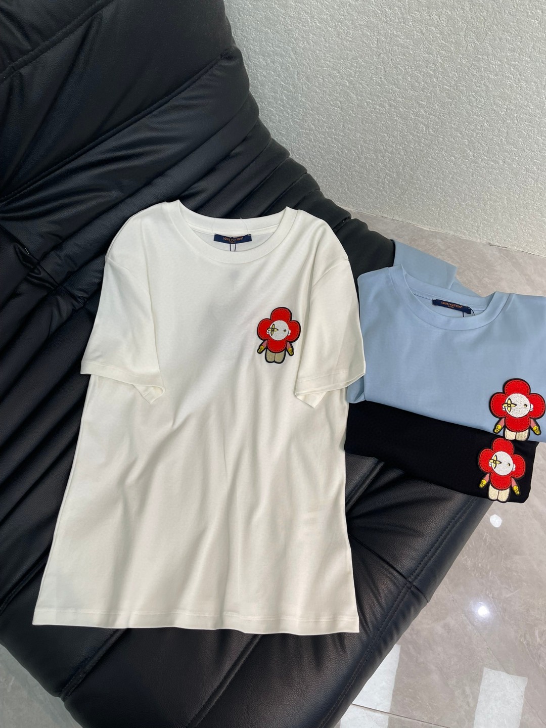 NO:730559,Louis Vuitto*26 new spring and summer sunflower doll bear patch embroidered short-sleeved T-shirt Mercerized cotton fabric Slim fit High-density fashionable sports style Every daily wear Playful and age-reducing design elements full of vitality High quality Size SML A, Louis Vuitton, T-shirt, tees, t-shirt,19860909Louis Vuitto*26春夏新款太阳花公仔小熊贴布绣短袖T恤 丝光棉面料 修身版型 高密度时髦运动风 每个日常的穿搭 俏皮减龄充满元气的设计元素 高品质 尺码SML A,,louis vuitton,T-shirt,tees，t-shirt,,Women's clothing