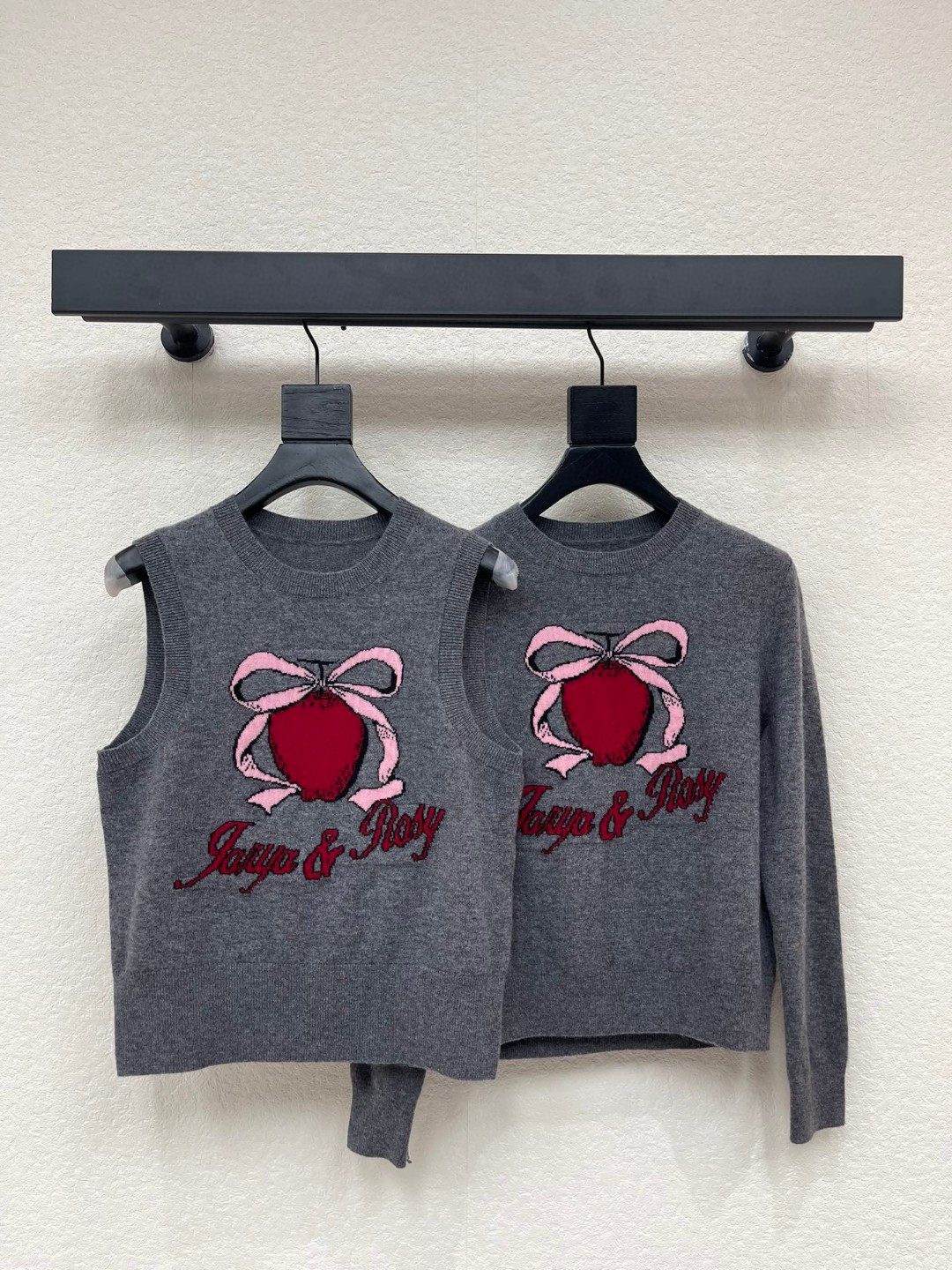 NO:737146,Vest long-sleeved p design 26 early spring new arrival Lucky Fruit co-branded knitted vest long-sleeved top Gray body with red Lucky Fruit + bow jacquard pattern to easily create a casual atmosphere Round neck loose version OK to wear alone or layered The overall style is sweet and cool, very suitable for creating a energetic and girly look SML,,19860909背心 长袖p设计26早春新品幸运果联名针织背心长袖上衣 灰色衣身配红色幸运果+蝴蝶结提花图案轻松打造休闲氛围 圆领宽松版型 单穿或内搭都很OK 整体风格甜酷兼备 非常适合打造元气少女感造型 SML,,,Women's clothing