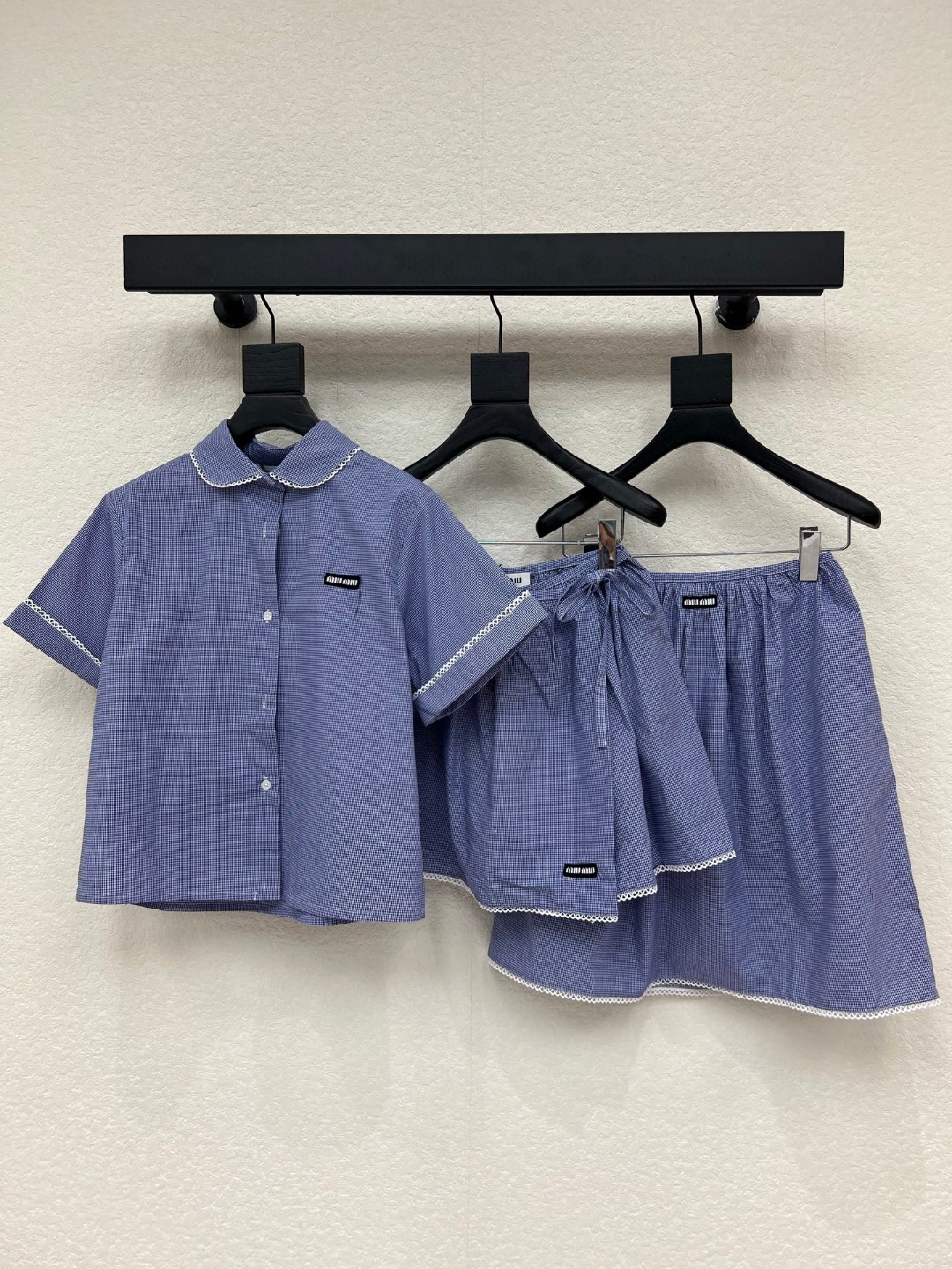 NO:795249,Miumi*26 new spring and summer plaid lapel short-sleeved shirt. Light blue base with white fine plaid, full of fresh college style. White lace on the collar and cuffs. Exquisite details. Black logo on the chest. Full of brand feel. Suitable for daily commuting, dating and leisure. Easily create an age-reducing girlish look.SML lining,,miumiu,shirts,T-shirt,19860909Miumi*26春夏新款格纹翻领短袖衬衫 浅蓝底配白色细格纹,清新学院风满满 领口和袖口白色花边 细节精致 胸前黑色徽标 品牌感十足 日常通勤约会休闲都很适合 轻松打造减龄少女感 look.SML 衬,,miumiu,shirts,T-shirt,,Women's clothing