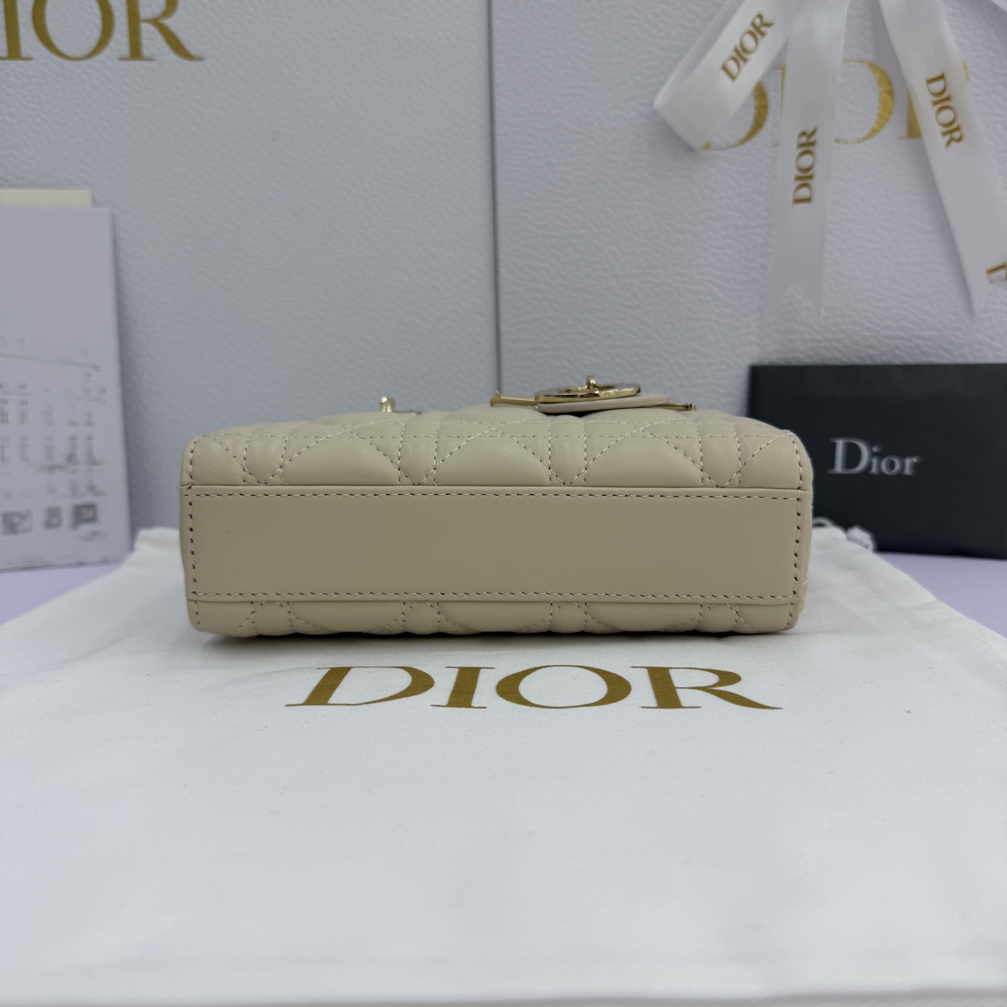 Lady D-Joy 手袋_ 编号: M0910_浅米色
这款 Lady D-Joy 超迷你手袋凸显 Lady Dior 系列的简约美学，集中体现了 Dior 对优雅和美丽的深刻洞见。采用浅米色羊皮革精心制作，饰以藤格纹缉面线，点缀以浅金色饰面金属 D.I.O.R. 吊饰提升格调，时髦典雅的设计经久不衰。搭配可拆卸的链条肩带和可调节、可拆卸的皮革肩带，可手提、肩背或斜挎，是日常或晚装造型的理想之选。
主体：羊皮革
里料：羊皮革
D.I.O.R. 吊饰
可拆卸链条肩带
可调节、可拆卸的皮革肩带
编号: S0910
意大利制造
尺寸：16 x 9 x 5 厘米（长 x 高 x 宽）
可收纳 1 部手机、1 个卡夹和唇膏
肩带长度：92 - 108 厘米
肩带顶端至手袋顶端长度：44 - 51 厘米
链条长度：46 厘米
链条顶端至手袋顶端长度：20 厘米
顶部手柄长度：18.5 厘米
顶部手柄顶端至手袋顶端长度：5.5 厘米
重量：400 克
尺寸和重量详情可能因产品材质而有所不同