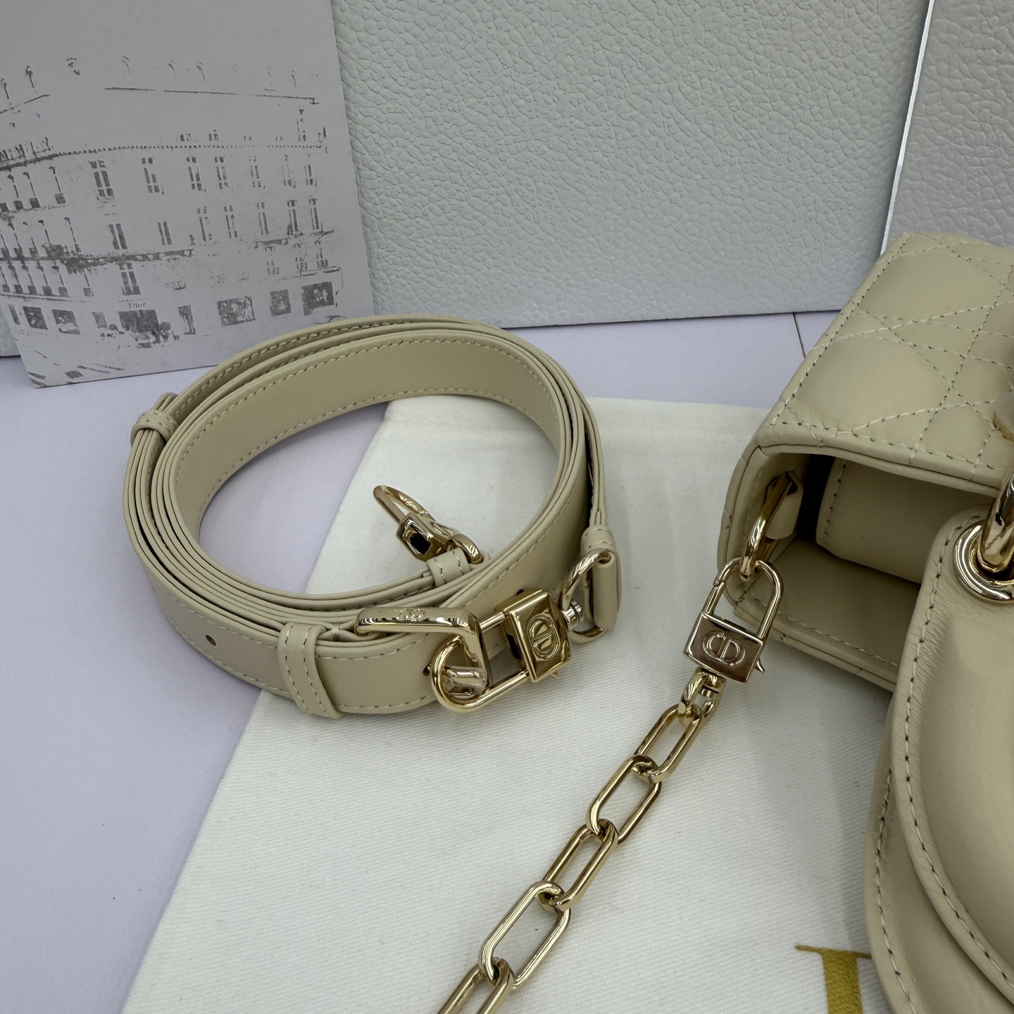 Lady D-Joy 手袋_ 款号：M0636_浅米色
这款 Lady D-Joy 手袋是二零二五秋冬成衣系列新品，凸显 Lady Dior 系列经典的简约美学，集中体现了 Dior 对典雅和美丽的深刻洞见。采用浅米色羊皮革精心制作，饰以藤格纹缉面线，时髦典雅的设计经久不衰。搭配浅金色饰面金属 D.I.O.R 吊饰提升格调，为精美的轮廓增添一分灵动。迷你款式，搭配可拆卸的链条肩带和可调节、可拆卸的皮革肩带，可手提、肩背或斜挎，是日常造型的理想之选。
主体：羊皮革里料:羊皮革可拆卸链条肩带可调节、可拆卸的皮革肩带
内部插袋
内含防尘袋
意大利制造
款号：M0636
尺寸：19&times;10.5&times;5.5厘米（长&times;高&times;宽）
可收纳1部手机、1个卡夹和唇膏
肩带长度：108-118.5 厘米
肩带顶端至手袋顶端长度：51.5-56.5 厘米
链条长度：54.5厘米
链条顶端至手袋顶端长度：24厘米
重量：660克
尺寸和重量详情可能因产品材质有所不同