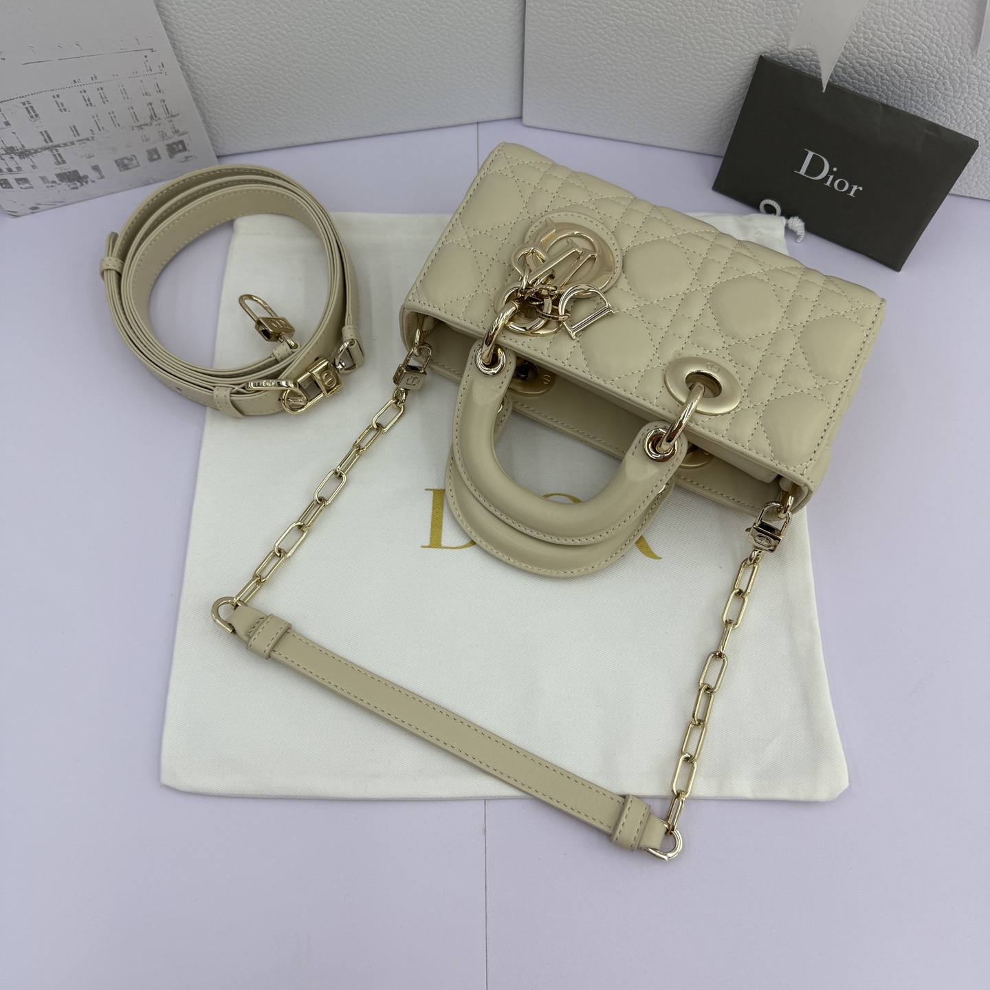 Lady D-Joy 手袋_ 款号：M0636_浅米色
这款 Lady D-Joy 手袋是二零二五秋冬成衣系列新品，凸显 Lady Dior 系列经典的简约美学，集中体现了 Dior 对典雅和美丽的深刻洞见。采用浅米色羊皮革精心制作，饰以藤格纹缉面线，时髦典雅的设计经久不衰。搭配浅金色饰面金属 D.I.O.R 吊饰提升格调，为精美的轮廓增添一分灵动。迷你款式，搭配可拆卸的链条肩带和可调节、可拆卸的皮革肩带，可手提、肩背或斜挎，是日常造型的理想之选。
主体：羊皮革里料:羊皮革可拆卸链条肩带可调节、可拆卸的皮革肩带
内部插袋
内含防尘袋
意大利制造
款号：M0636
尺寸：19&times;10.5&times;5.5厘米（长&times;高&times;宽）
可收纳1部手机、1个卡夹和唇膏
肩带长度：108-118.5 厘米
肩带顶端至手袋顶端长度：51.5-56.5 厘米
链条长度：54.5厘米
链条顶端至手袋顶端长度：24厘米
重量：660克
尺寸和重量详情可能因产品材质有所不同