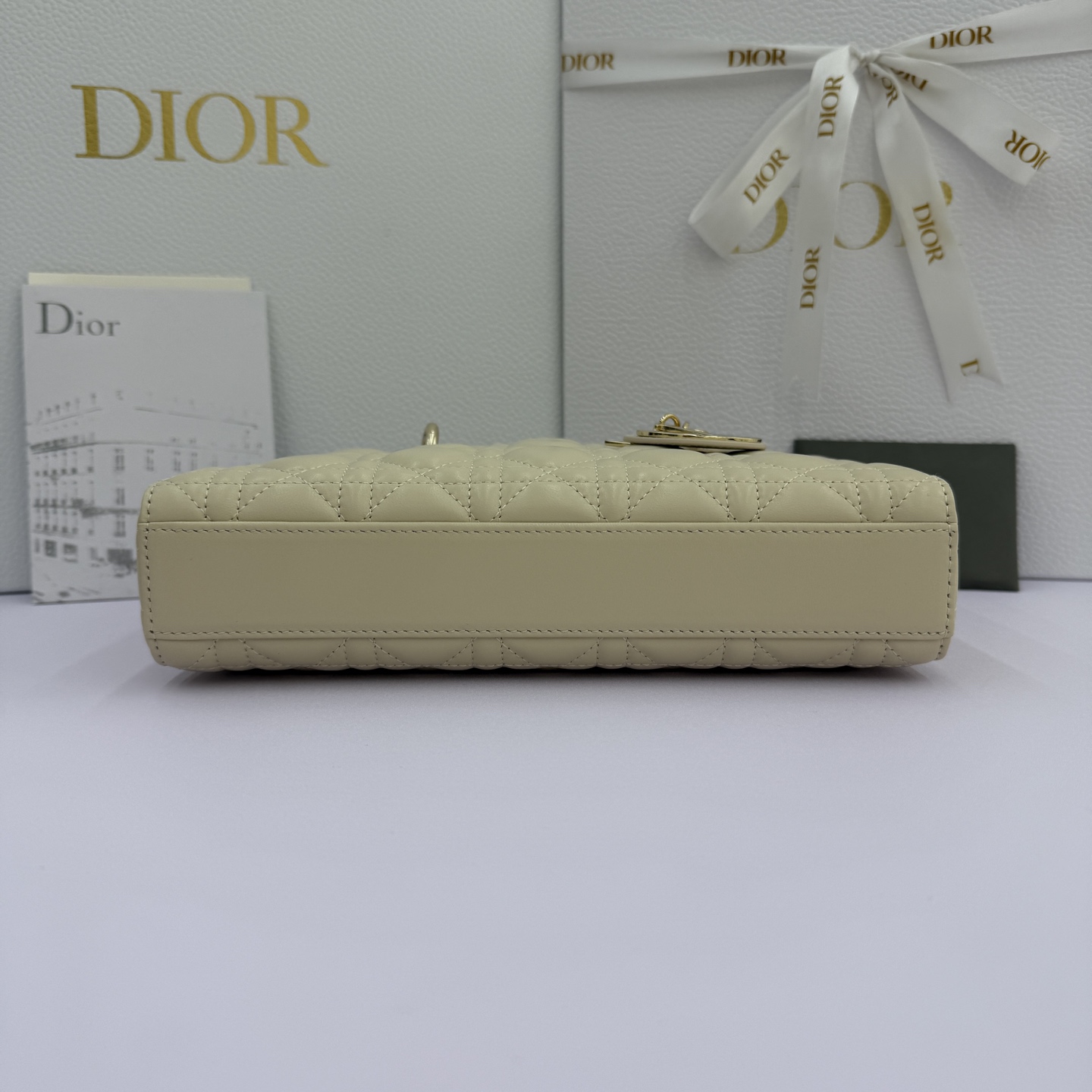 Lady D-Joy 手袋_ 编号：0540_浅米色
这款 Lady D-Joy 手袋凸显 Lady Dior 系列的简约美学，集中体现了 Dior 对典雅和美丽的深刻洞见。采用浅米色羊皮革精心制作，以经典的藤格纹缉面线打造醒目的绗缝细节，精良的缝制工艺显露无遗。同色调金属 D.I.O.R. 吊饰彰显优雅气质。小号款式，搭配可拆卸的链条肩带和可调节、可拆卸的皮革肩带，可手提、肩背或斜挎，是日常造型的理想之选。
可拆卸链条肩带
可拆卸、可调节的皮革肩带
编号：0540
尺寸：26&times;13.5&times;5cm
可收纳一部 iPhone和其他配饰