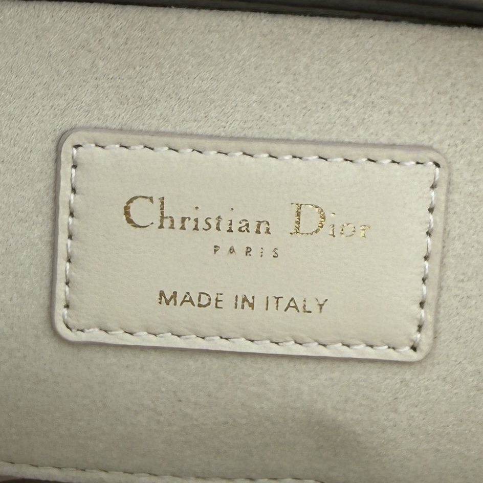 Lady D-Joy 手袋_ 编号：0540_浅米色
这款 Lady D-Joy 手袋凸显 Lady Dior 系列的简约美学，集中体现了 Dior 对典雅和美丽的深刻洞见。采用浅米色羊皮革精心制作，以经典的藤格纹缉面线打造醒目的绗缝细节，精良的缝制工艺显露无遗。同色调金属 D.I.O.R. 吊饰彰显优雅气质。小号款式，搭配可拆卸的链条肩带和可调节、可拆卸的皮革肩带，可手提、肩背或斜挎，是日常造型的理想之选。
可拆卸链条肩带
可拆卸、可调节的皮革肩带
编号：0540
尺寸：26&times;13.5&times;5cm
可收纳一部 iPhone和其他配饰