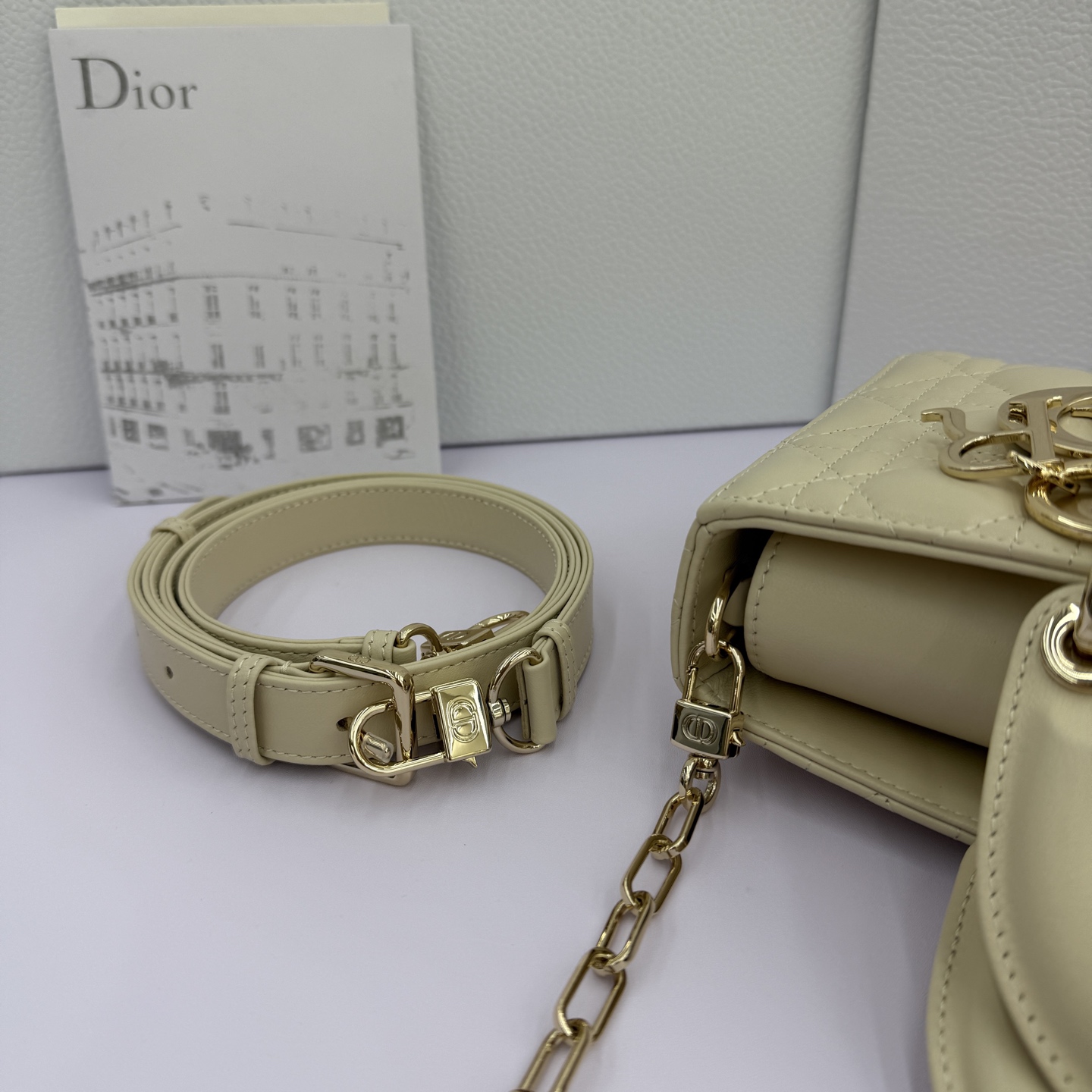 Lady D-Joy 手袋_ 编号：0540_浅米色
这款 Lady D-Joy 手袋凸显 Lady Dior 系列的简约美学，集中体现了 Dior 对典雅和美丽的深刻洞见。采用浅米色羊皮革精心制作，以经典的藤格纹缉面线打造醒目的绗缝细节，精良的缝制工艺显露无遗。同色调金属 D.I.O.R. 吊饰彰显优雅气质。小号款式，搭配可拆卸的链条肩带和可调节、可拆卸的皮革肩带，可手提、肩背或斜挎，是日常造型的理想之选。
可拆卸链条肩带
可拆卸、可调节的皮革肩带
编号：0540
尺寸：26&times;13.5&times;5cm
可收纳一部 iPhone和其他配饰