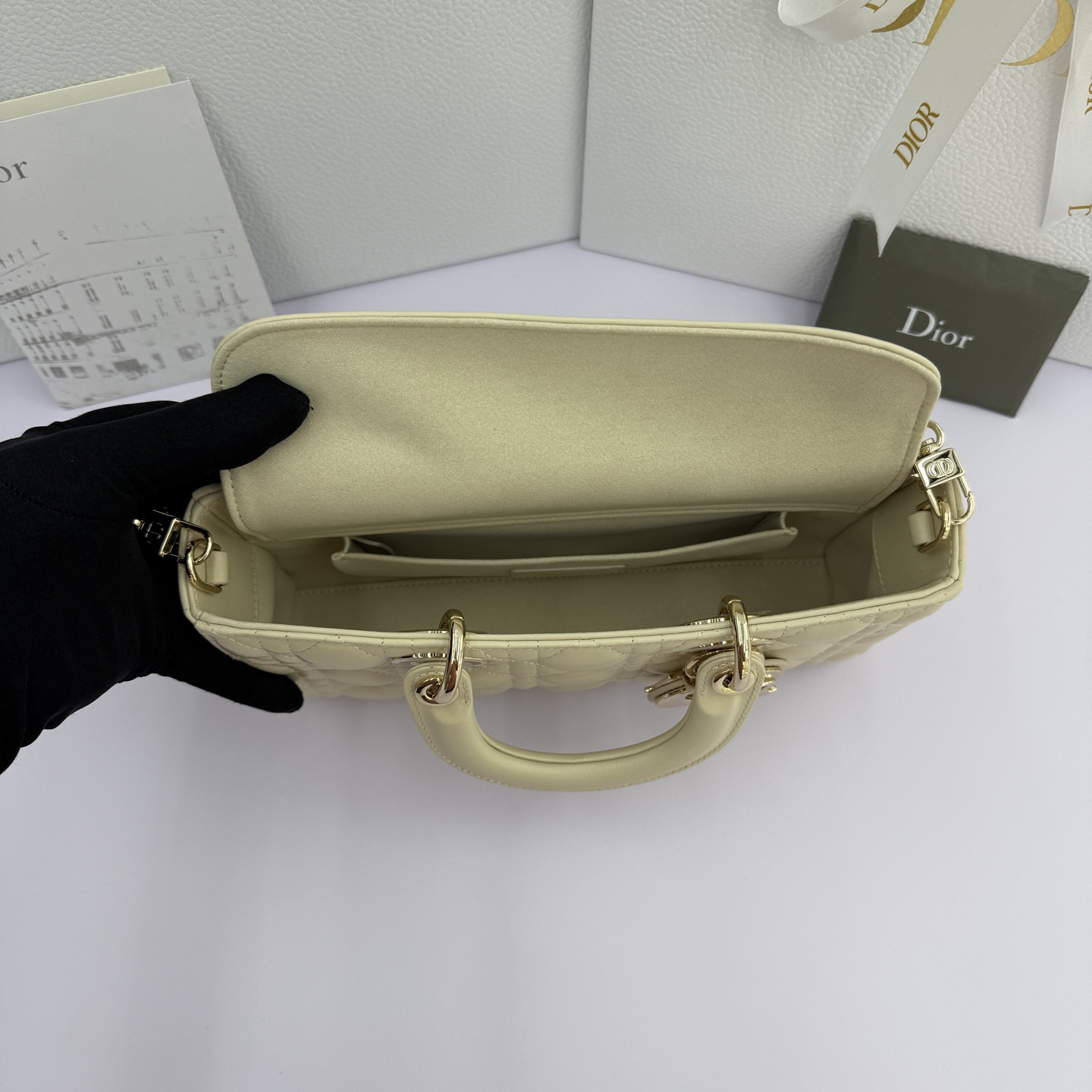 Lady D-Joy 手袋_ 编号：0540_浅米色
这款 Lady D-Joy 手袋凸显 Lady Dior 系列的简约美学，集中体现了 Dior 对典雅和美丽的深刻洞见。采用浅米色羊皮革精心制作，以经典的藤格纹缉面线打造醒目的绗缝细节，精良的缝制工艺显露无遗。同色调金属 D.I.O.R. 吊饰彰显优雅气质。小号款式，搭配可拆卸的链条肩带和可调节、可拆卸的皮革肩带，可手提、肩背或斜挎，是日常造型的理想之选。
可拆卸链条肩带
可拆卸、可调节的皮革肩带
编号：0540
尺寸：26&times;13.5&times;5cm
可收纳一部 iPhone和其他配饰