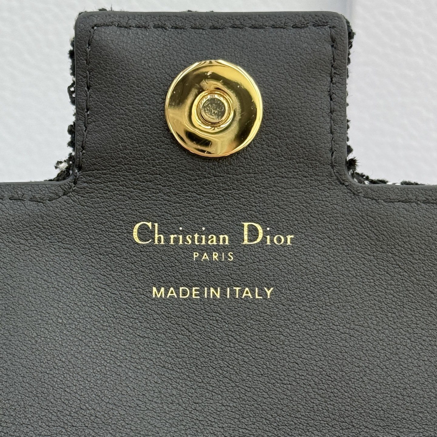 Dior Jolie 迷你鏈條手袋_編號:S3117_黑布
这款 Dior Jolie 迷你链条手袋是二零二五秋冬成衣系列新品，兼具优雅气质与实用功能。采用黑布羊皮革精心制作，搭配黑色藤格纹粗花呢等材质精心制作，翻盖饰以点缀白色树脂珠饰的复古金色饰面金属CD 标志。内设一个隔层，可收纳各种用品。搭配可调节、可拆卸CD链环肩带，穿插点缀以白色树脂珠饰，饰以皮革带，可搭配日常造型或晚装舒适手提、肩背或斜挎。 
主體:羊皮革，黑色藤格纹粗花
里料:羊皮革，科技面料 正面CD 扣环饰以白色树脂珠饰翻盖开合内部插袋6 个卡槽 饰以树脂珠饰和皮革带的可调节、可拆卸链条肩带内含防尘袋意大利制造 
尺寸：21cm&times;11.5cm&times;4.5cm 
编号：S3117